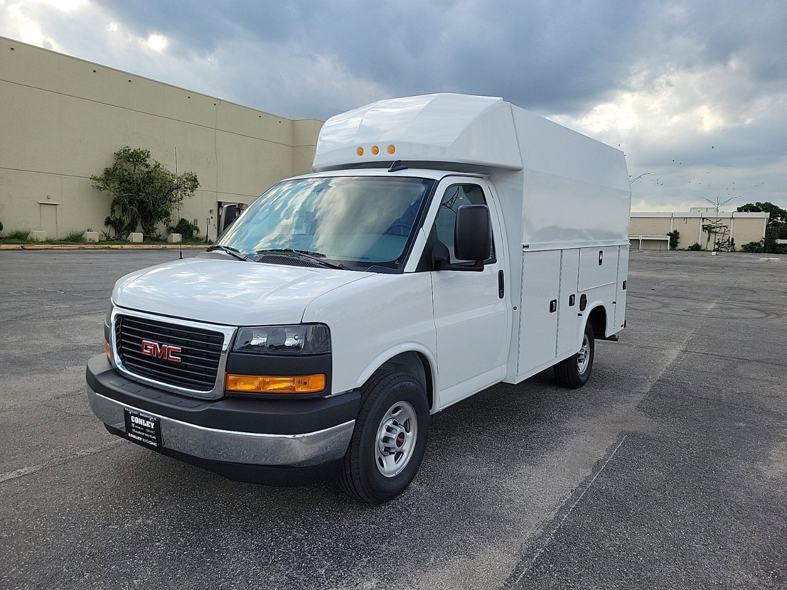 2025 GMC Savana Cutaway 3500 1WT