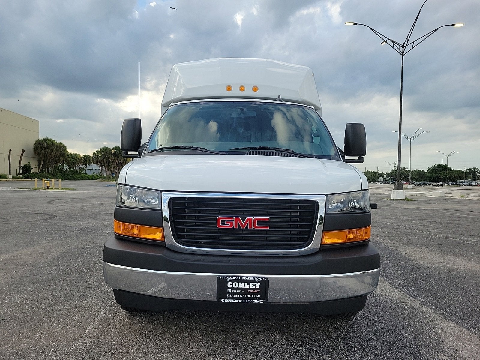 2025 GMC Savana Cutaway 3500 1WT