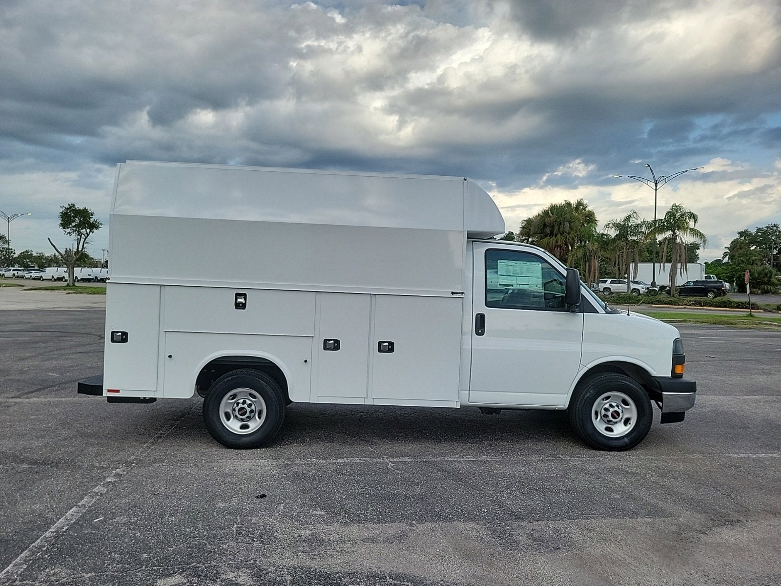 2025 GMC Savana Cutaway 3500 1WT