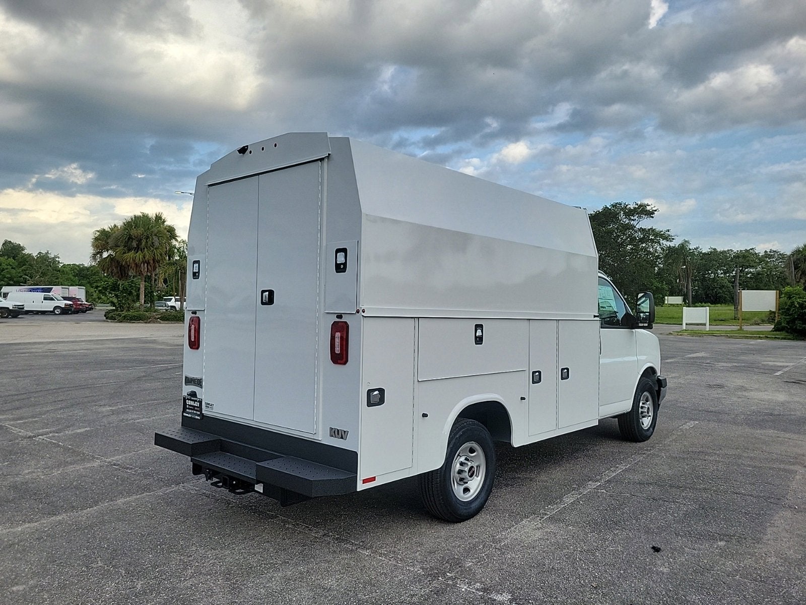 2025 GMC Savana Cutaway 3500 1WT