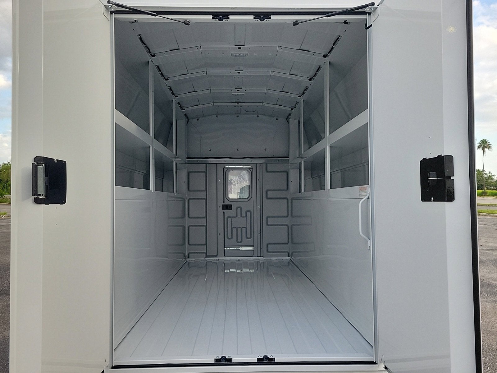 2025 GMC Savana Cutaway 3500 1WT