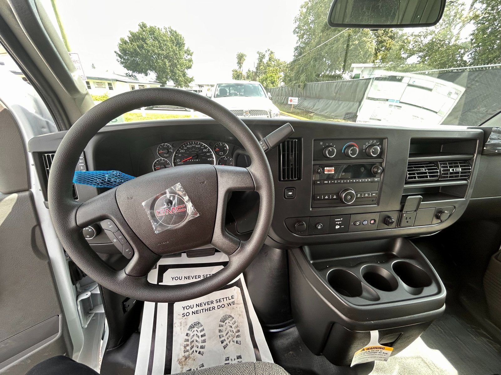 2025 GMC Savana Cutaway 3500 1WT