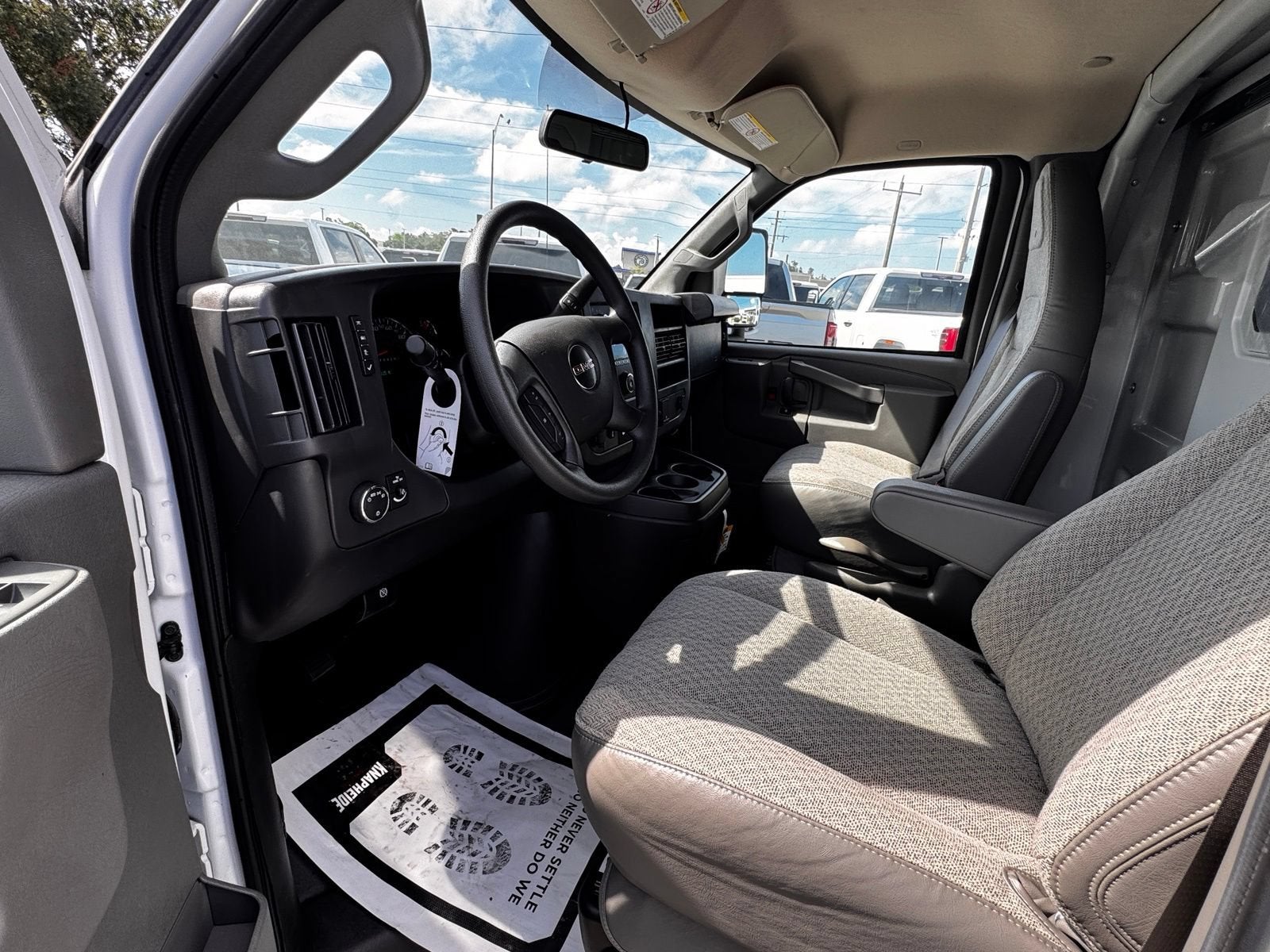 2025 GMC Savana Cutaway 3500 1WT