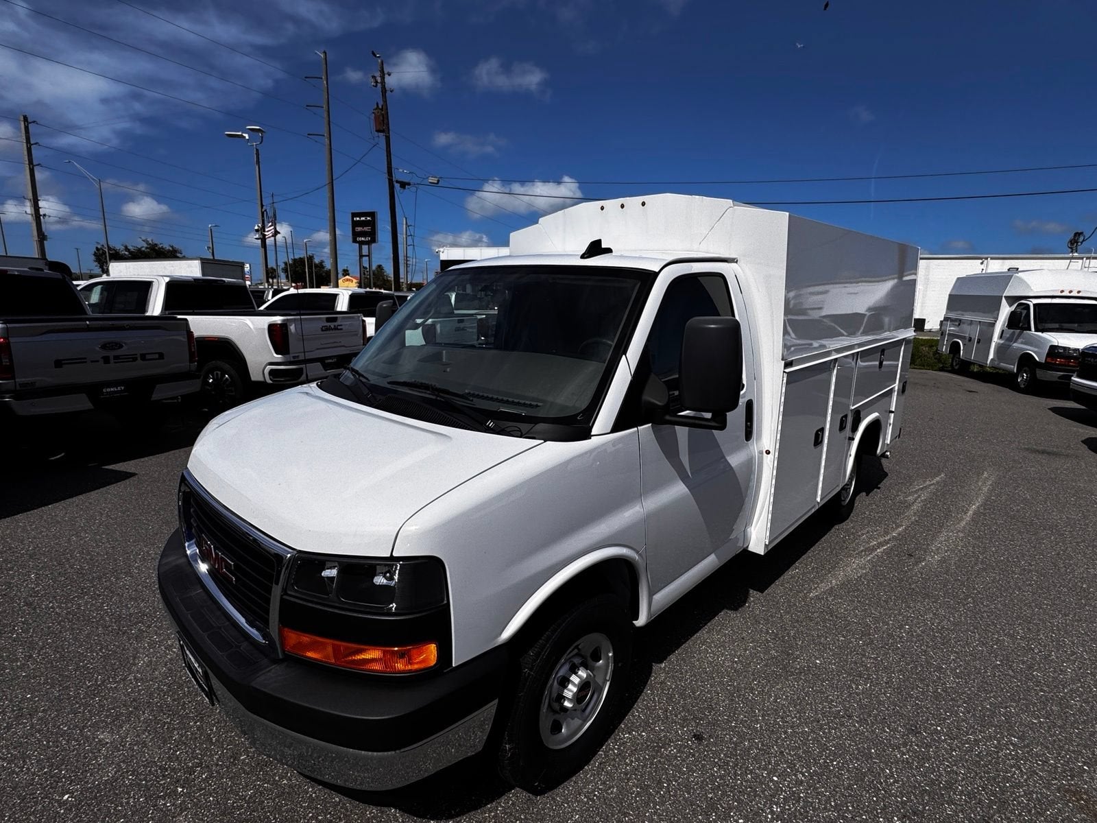 2025 GMC Savana Cutaway 3500 1WT