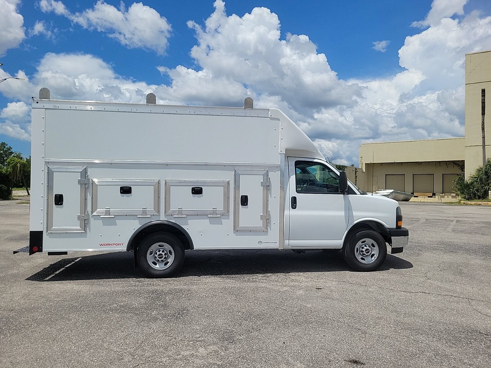 2026 GMC Savana Cutaway 3500 1WT