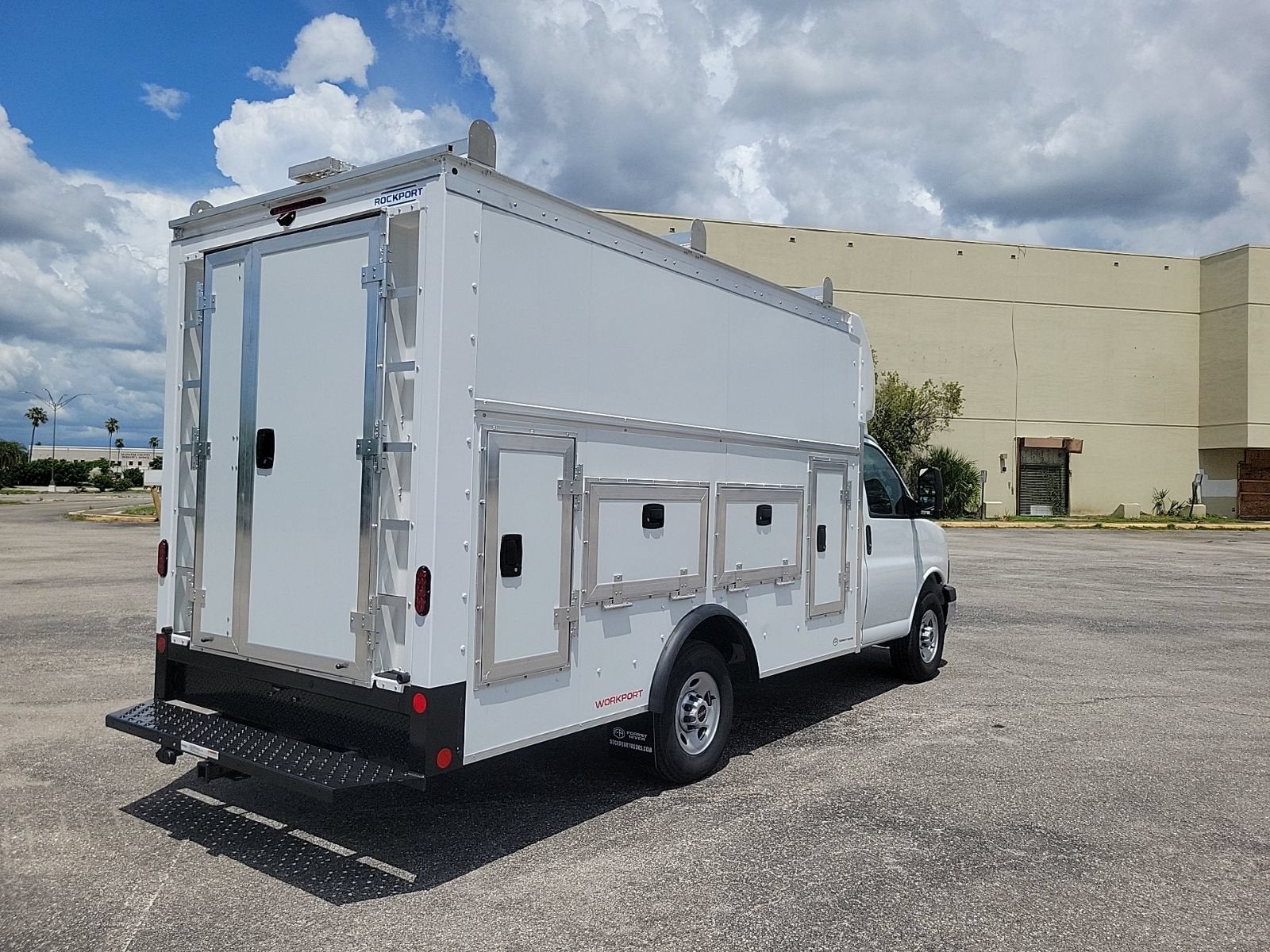 2026 GMC Savana Cutaway 3500 1WT