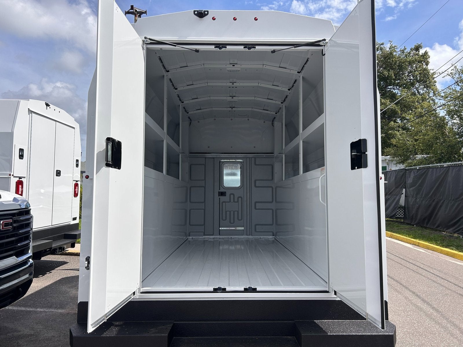 2025 GMC Savana Cutaway 3500 1WT