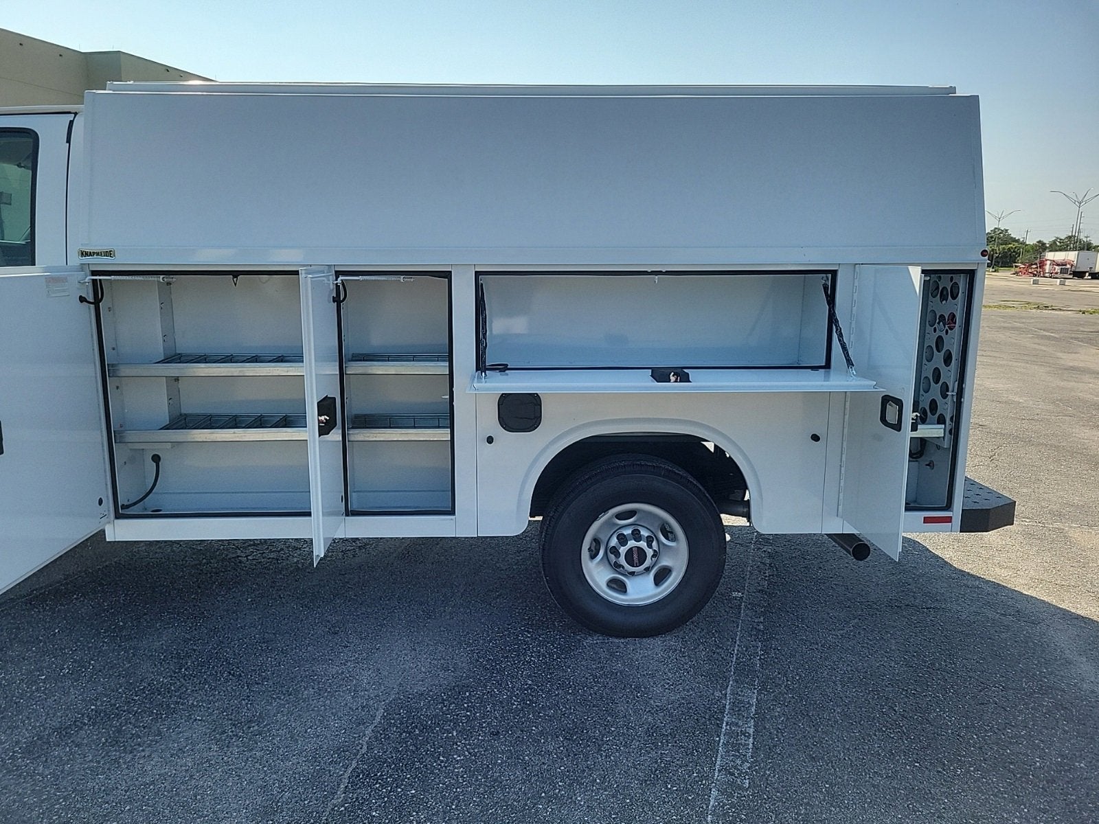 2025 GMC Savana Cutaway 3500 1WT