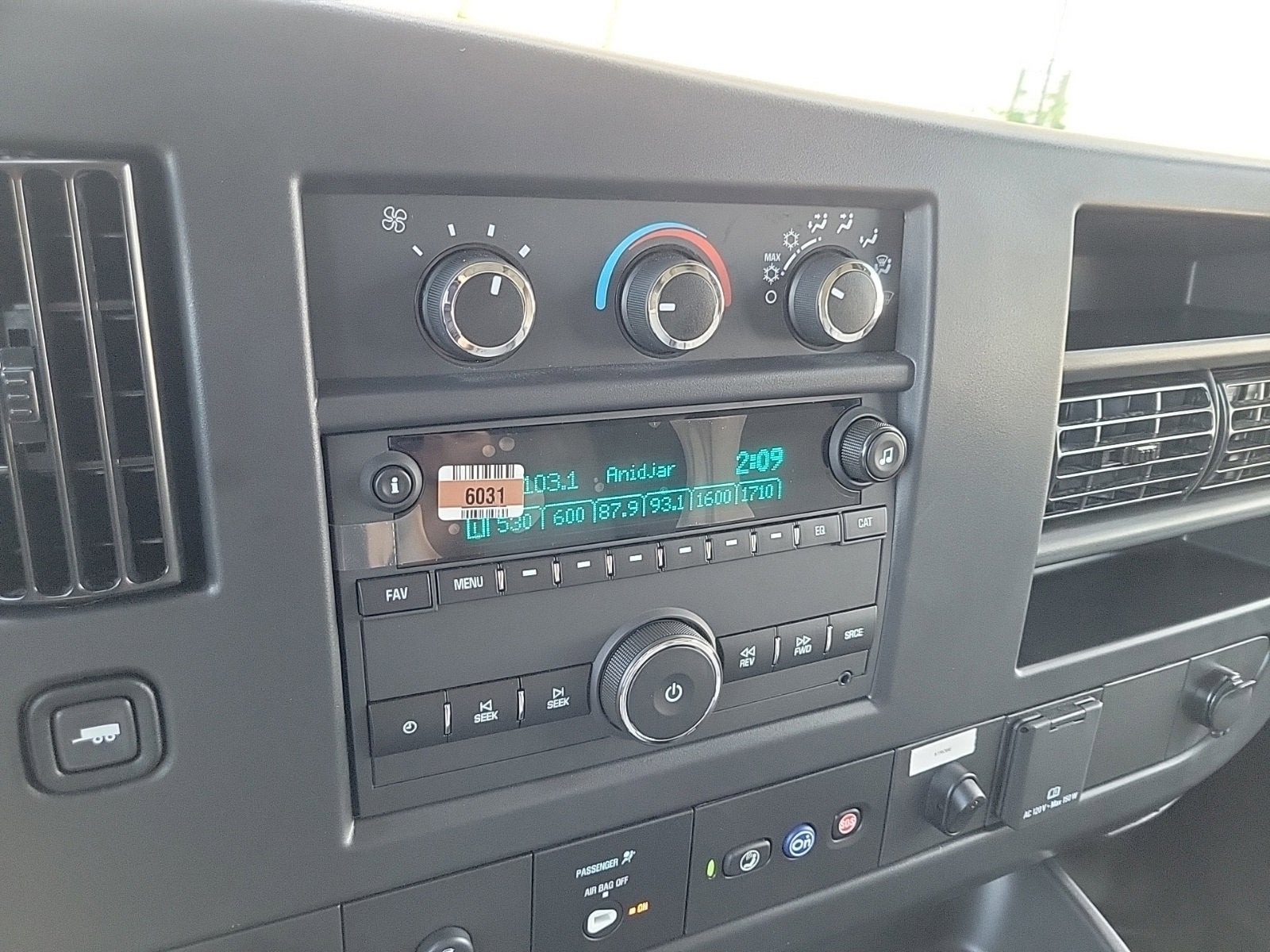 2025 GMC Savana Cutaway 3500 1WT