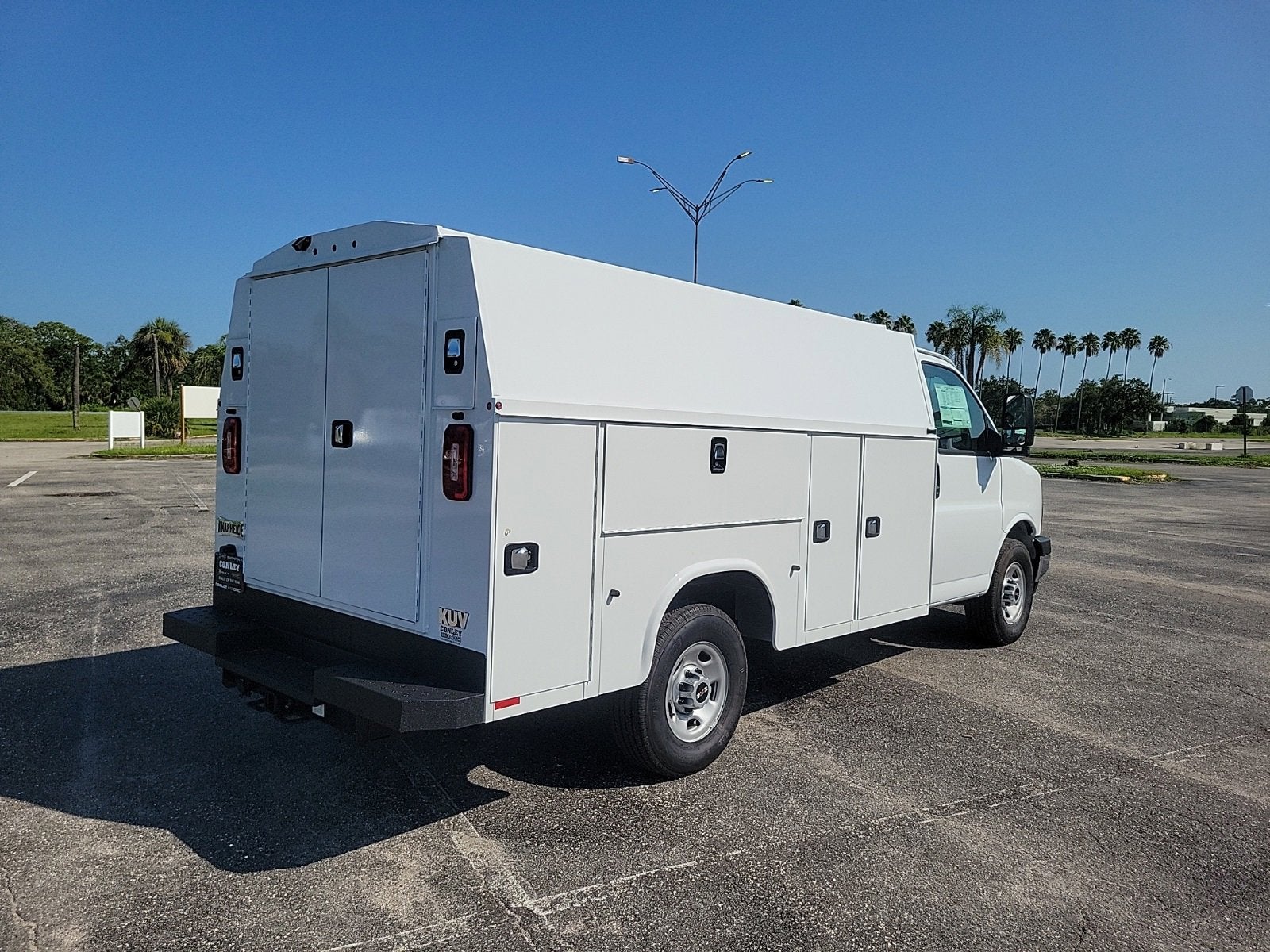 2025 GMC Savana Cutaway 3500 1WT