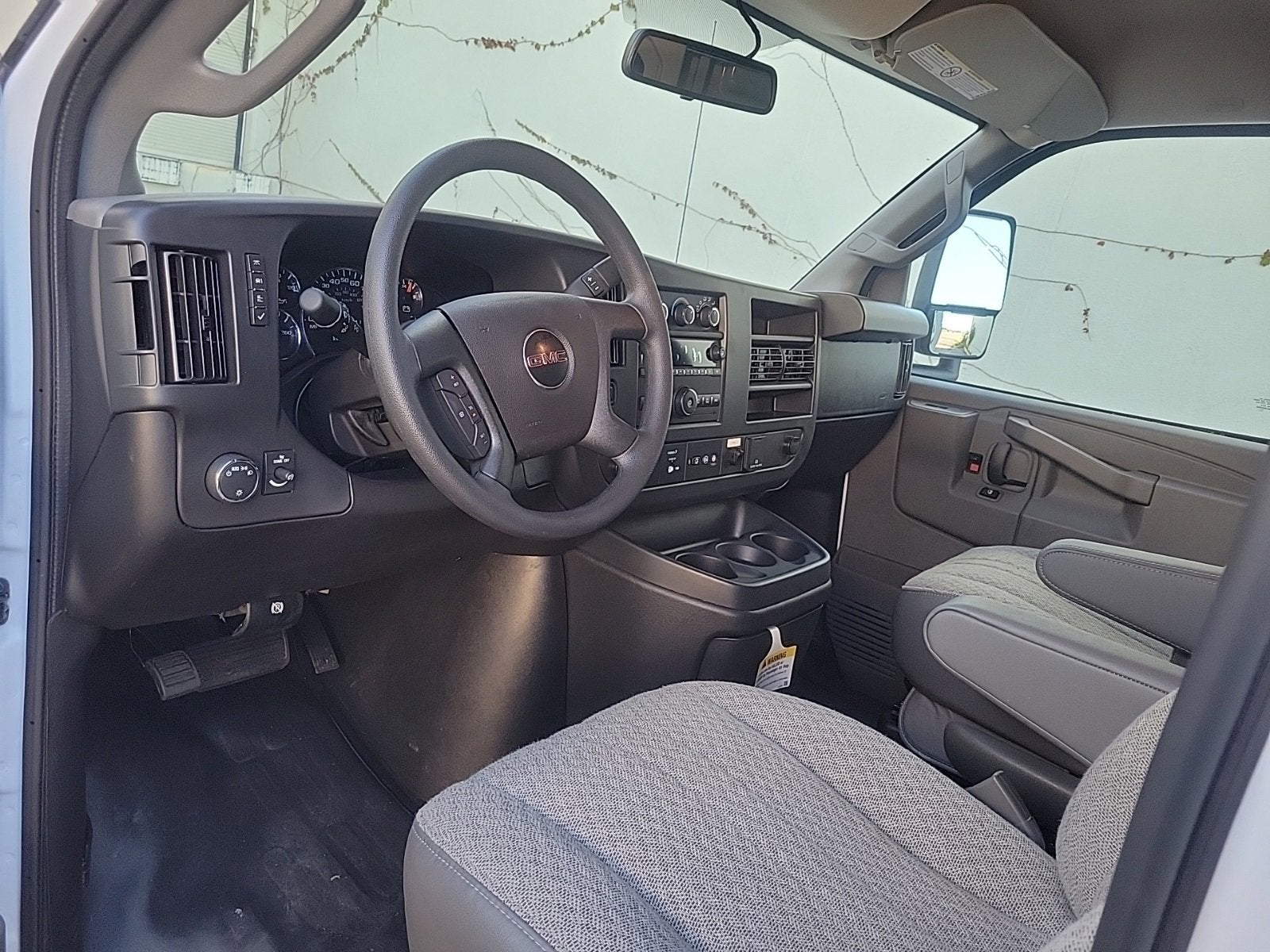 2025 GMC Savana Cutaway 3500 1WT