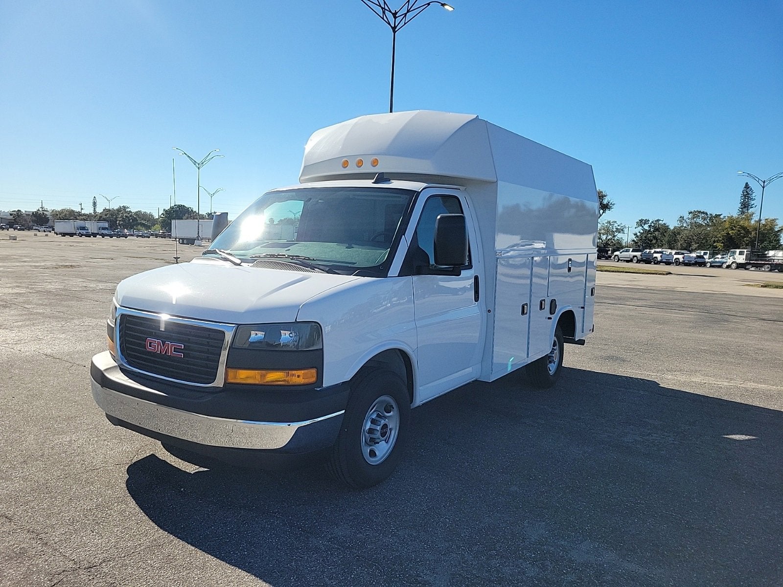 2025 GMC Savana Cutaway 3500 1WT