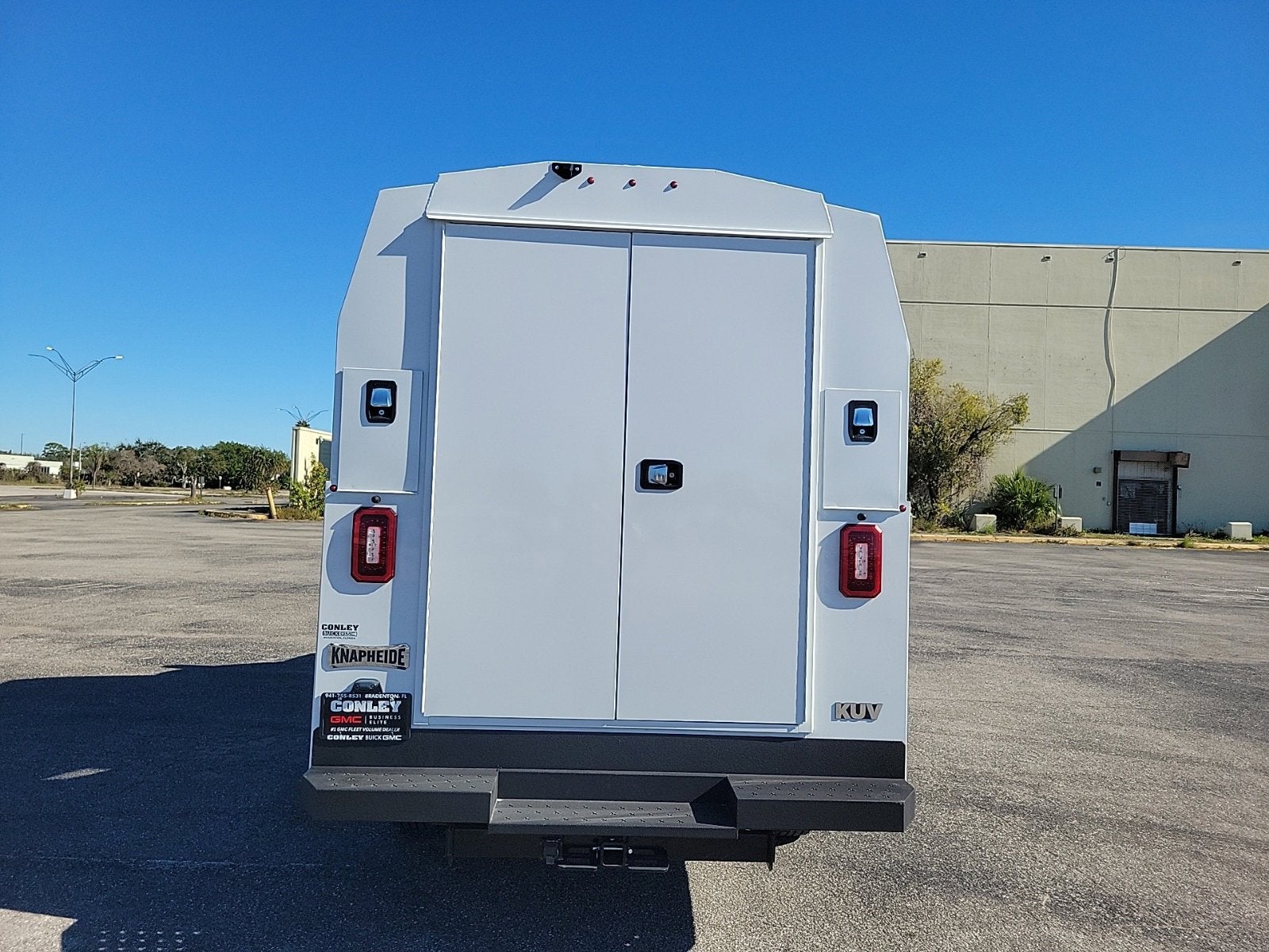 2025 GMC Savana Cutaway 3500 1WT