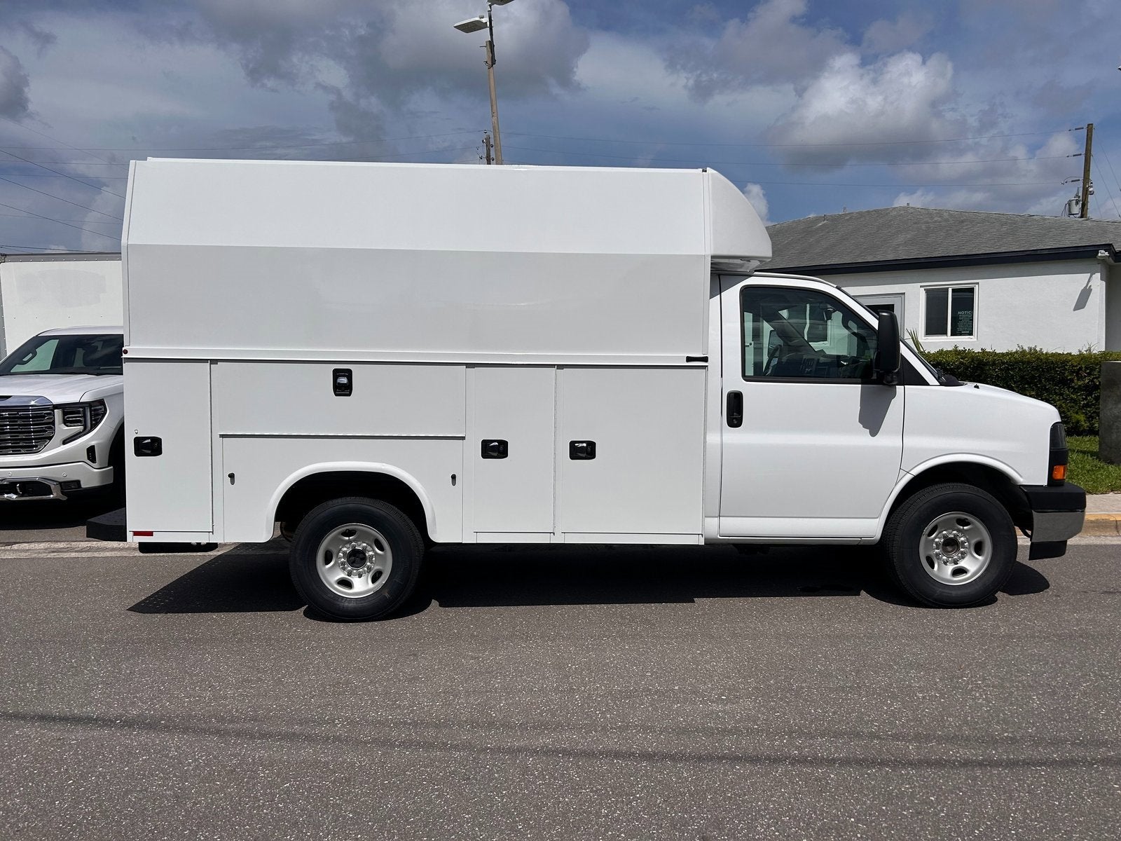 2025 GMC Savana Cutaway 3500 1WT