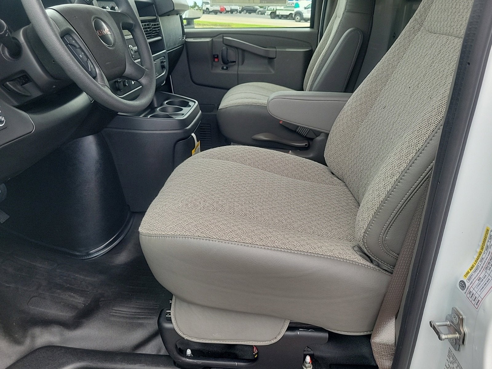 2025 GMC Savana Cutaway 3500 1WT