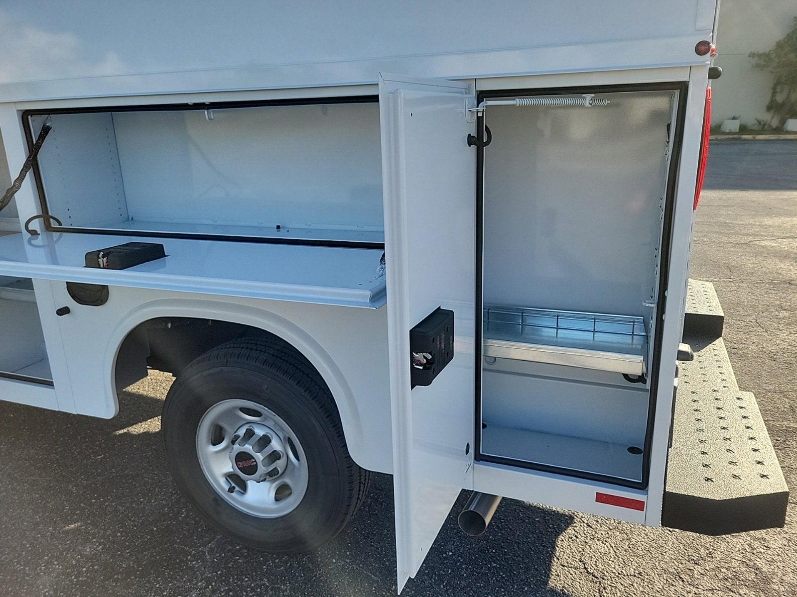 2025 GMC Savana Cutaway 3500 1WT