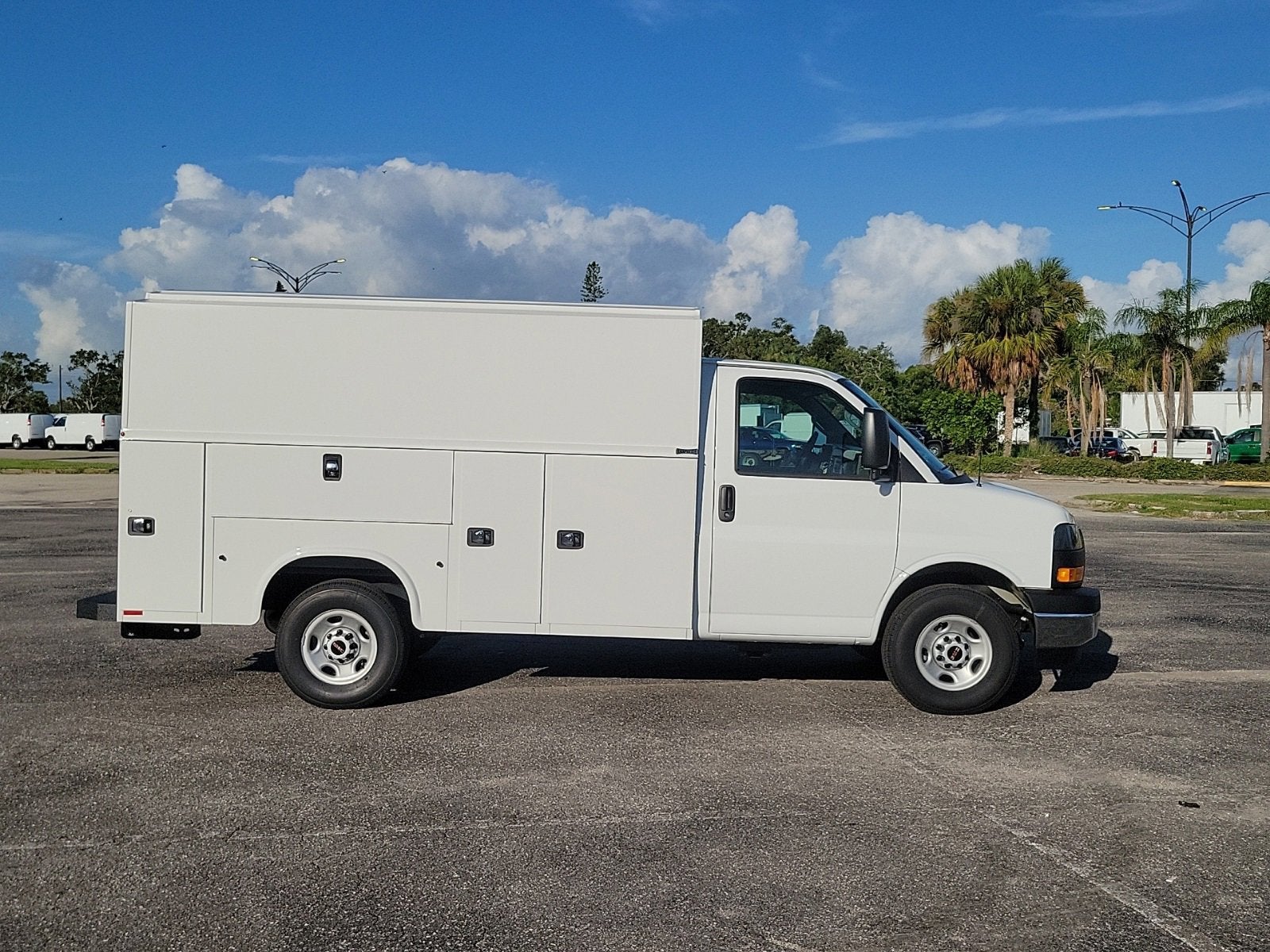 2025 GMC Savana Cutaway 3500 1WT