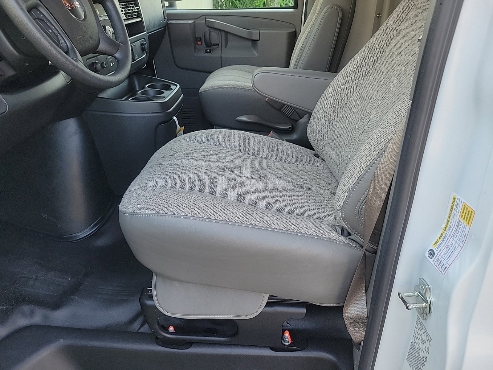 2025 GMC Savana Cutaway 3500 1WT