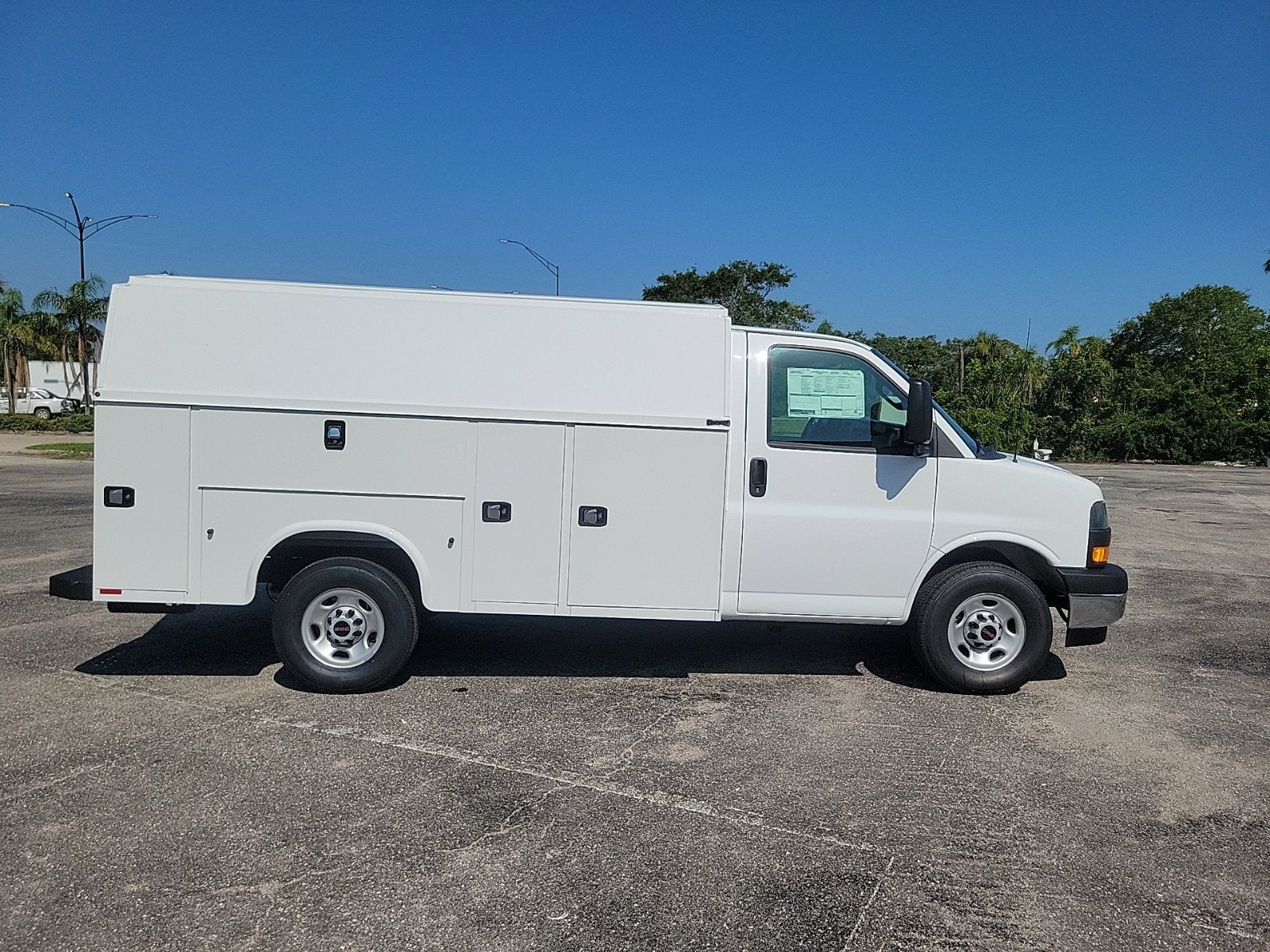 2025 GMC Savana Cutaway 3500 1WT