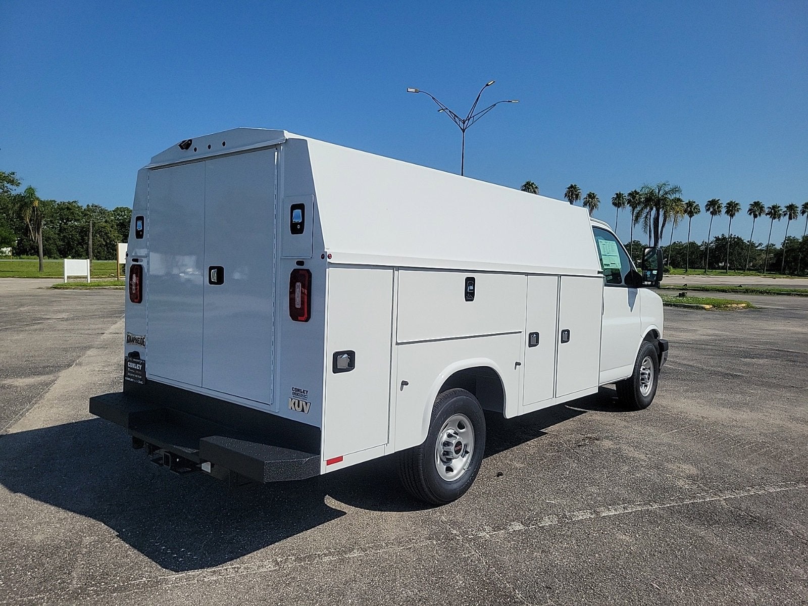 2025 GMC Savana Cutaway 3500 1WT