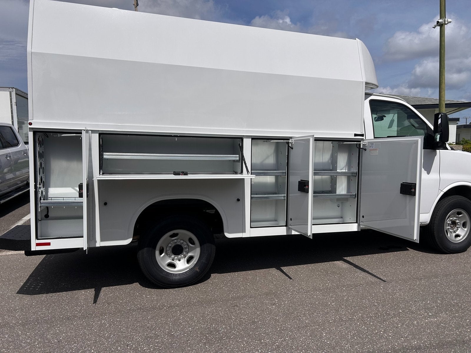 2025 GMC Savana Cutaway 3500 1WT