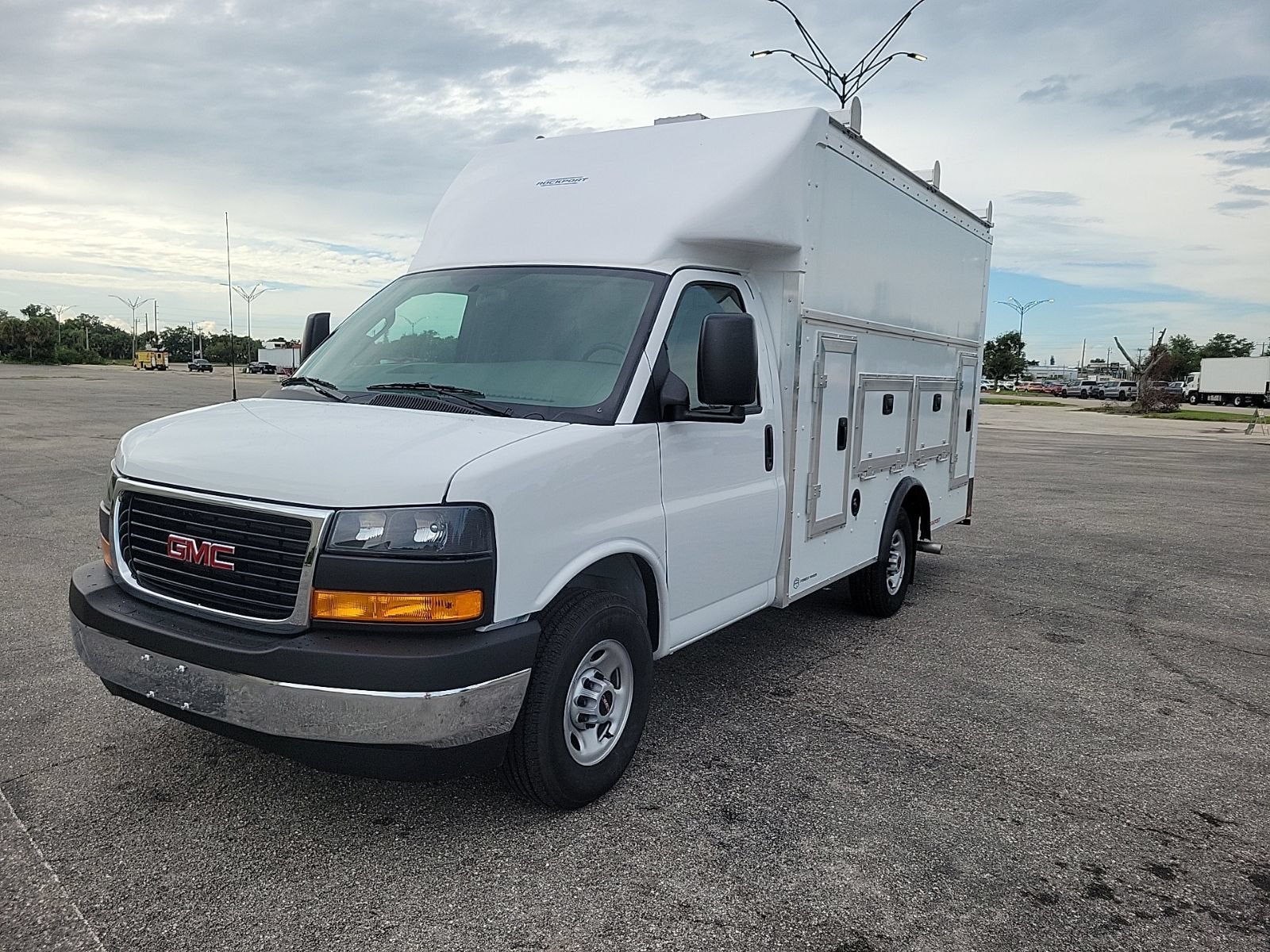 2026 GMC Savana Cutaway 3500 1WT