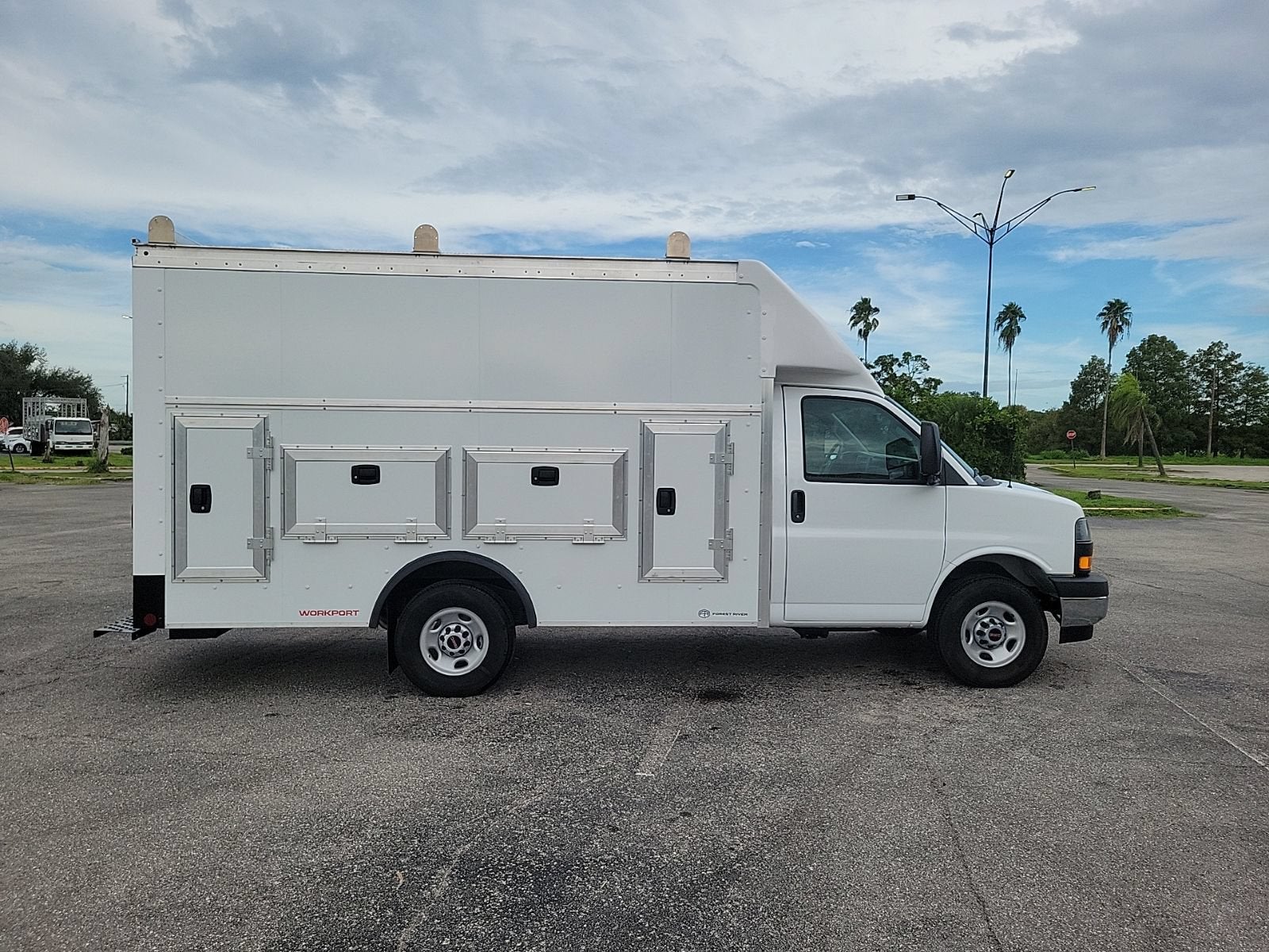2026 GMC Savana Cutaway 3500 1WT