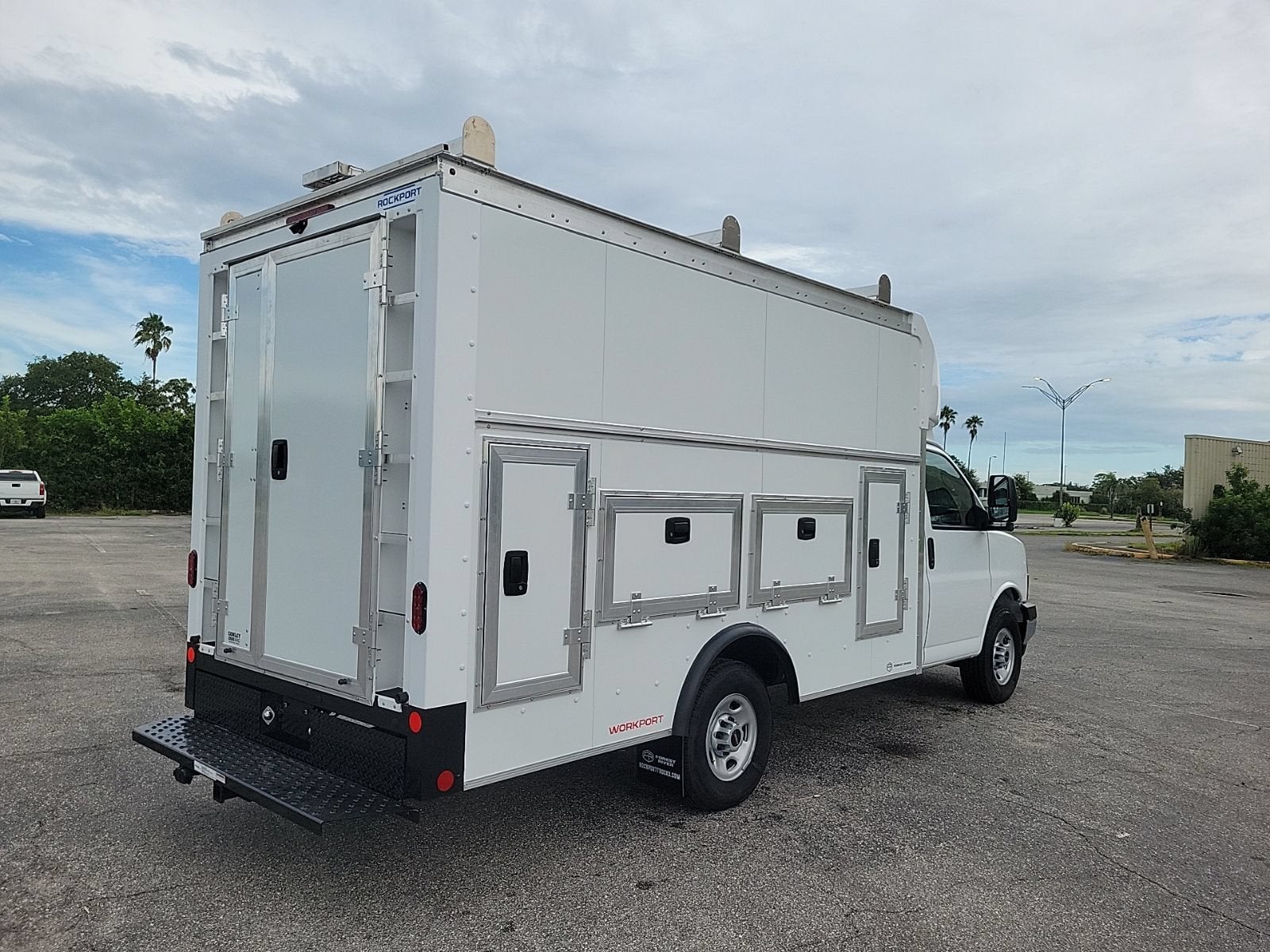 2026 GMC Savana Cutaway 3500 1WT