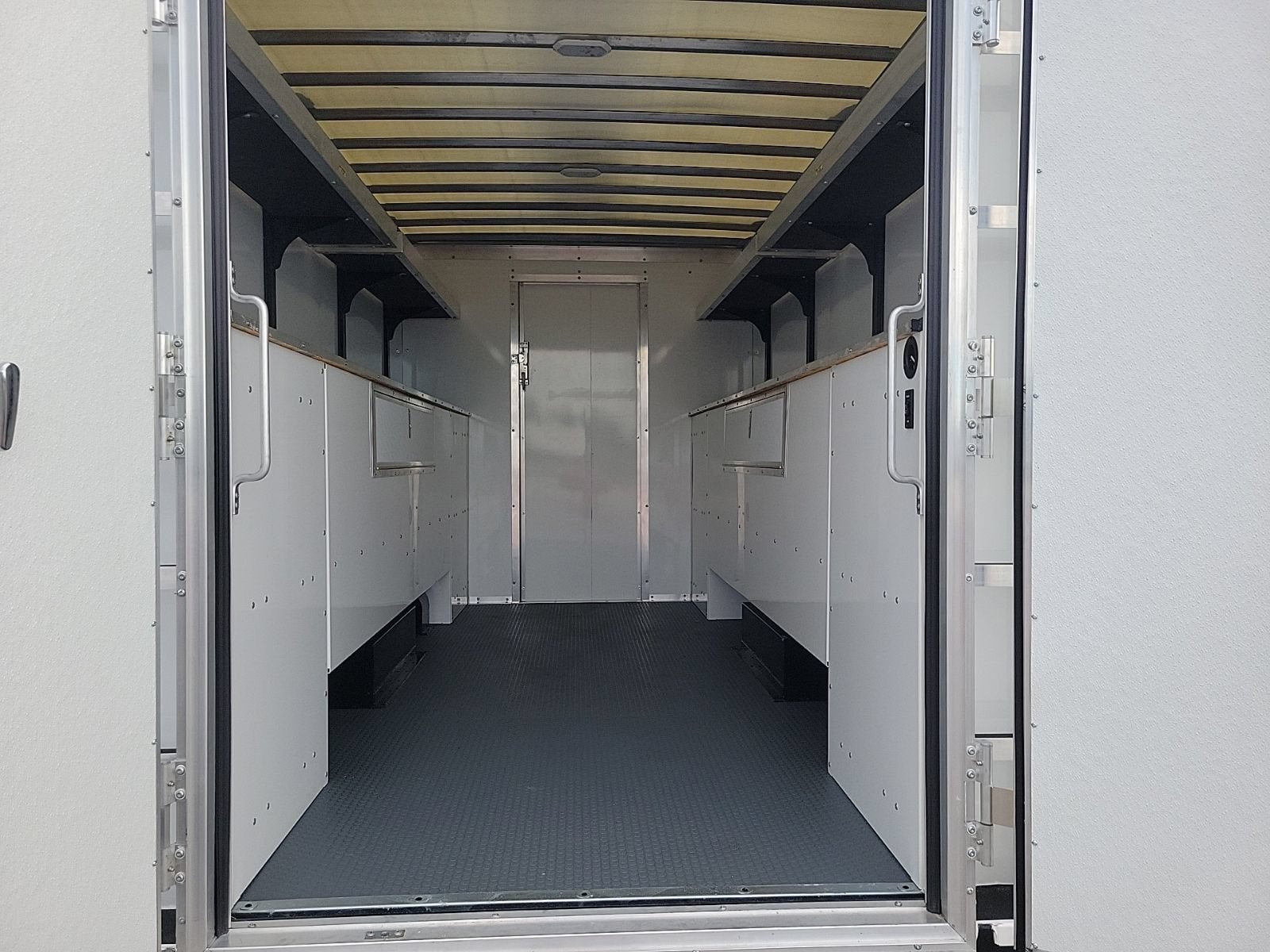 2026 GMC Savana Cutaway 3500 1WT