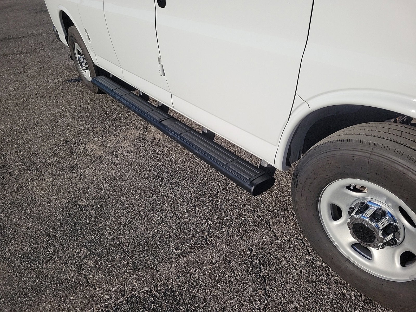 2022 GMC Savana Passenger 3500 LS