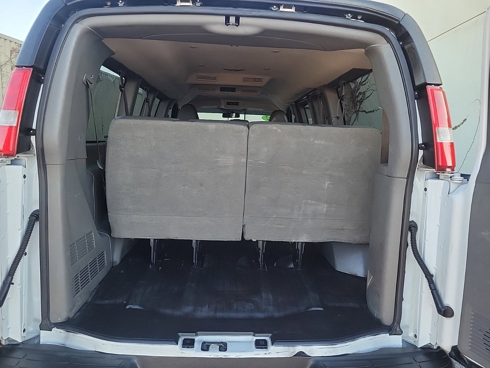 2022 GMC Savana Passenger 3500 LS