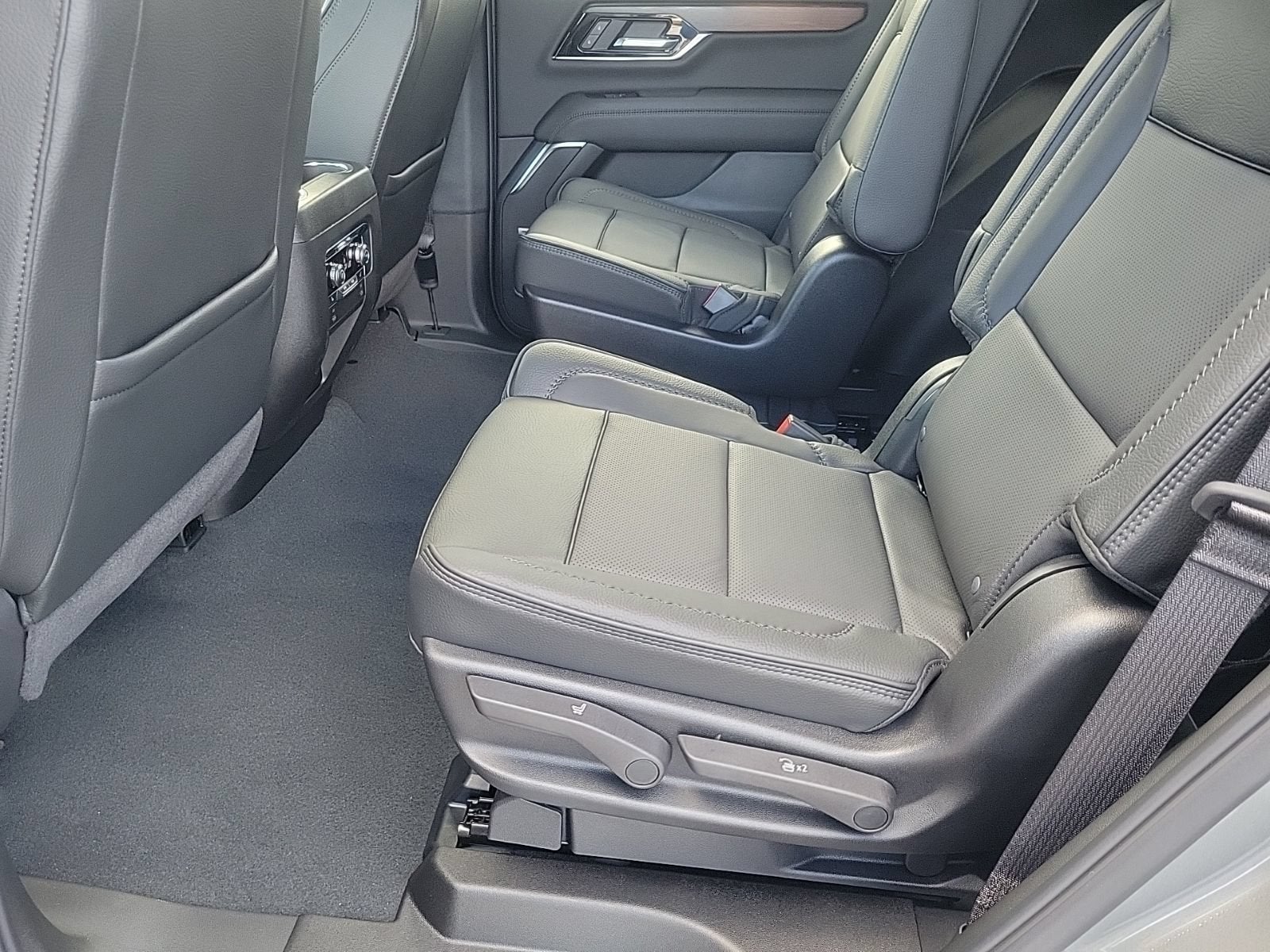 2026 GMC Yukon Denali - Photo 11