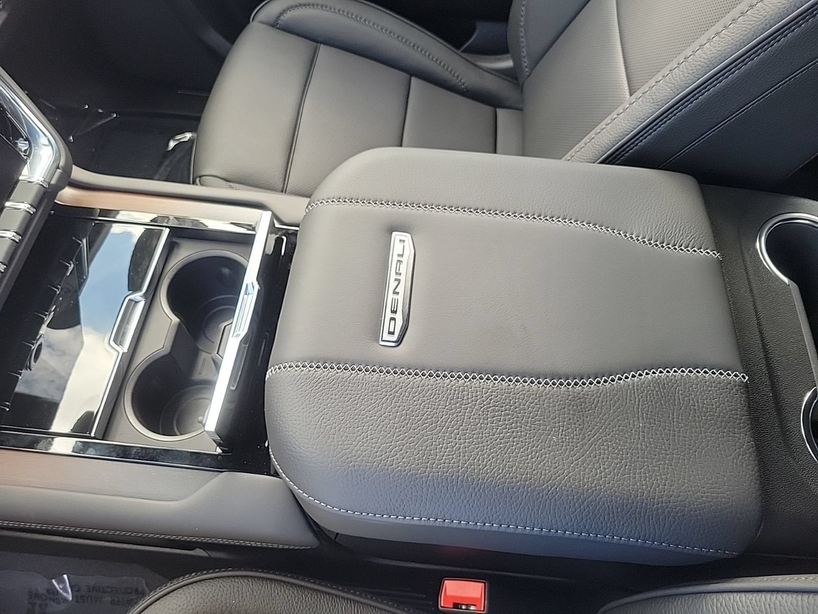 2026 GMC Yukon Denali - Photo 19