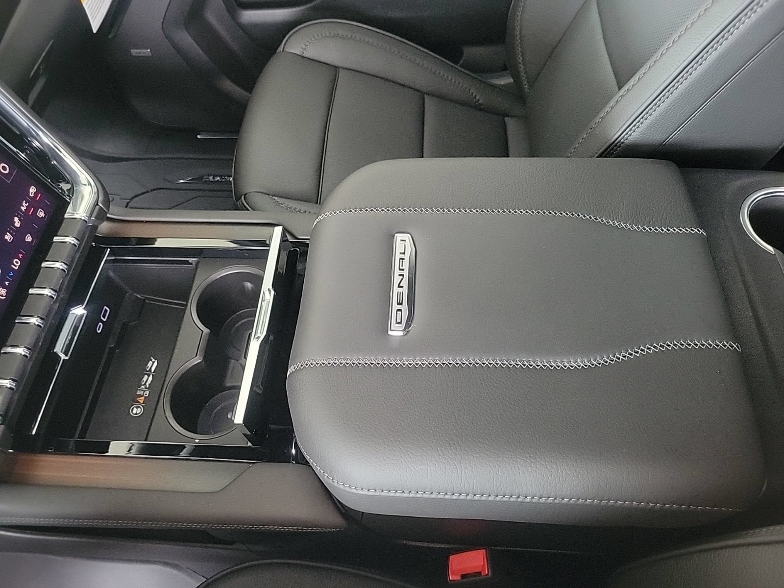 2026 GMC Yukon Denali - Photo 20