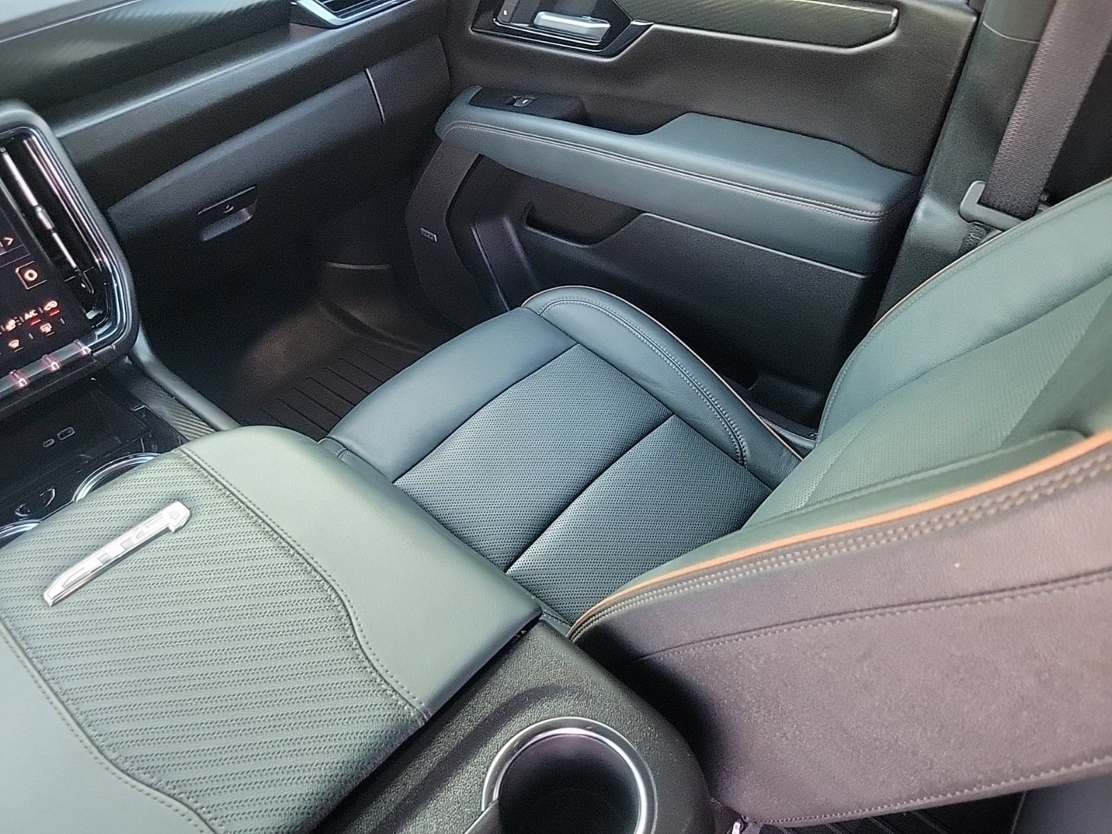 2025 GMC Yukon XL AT4
