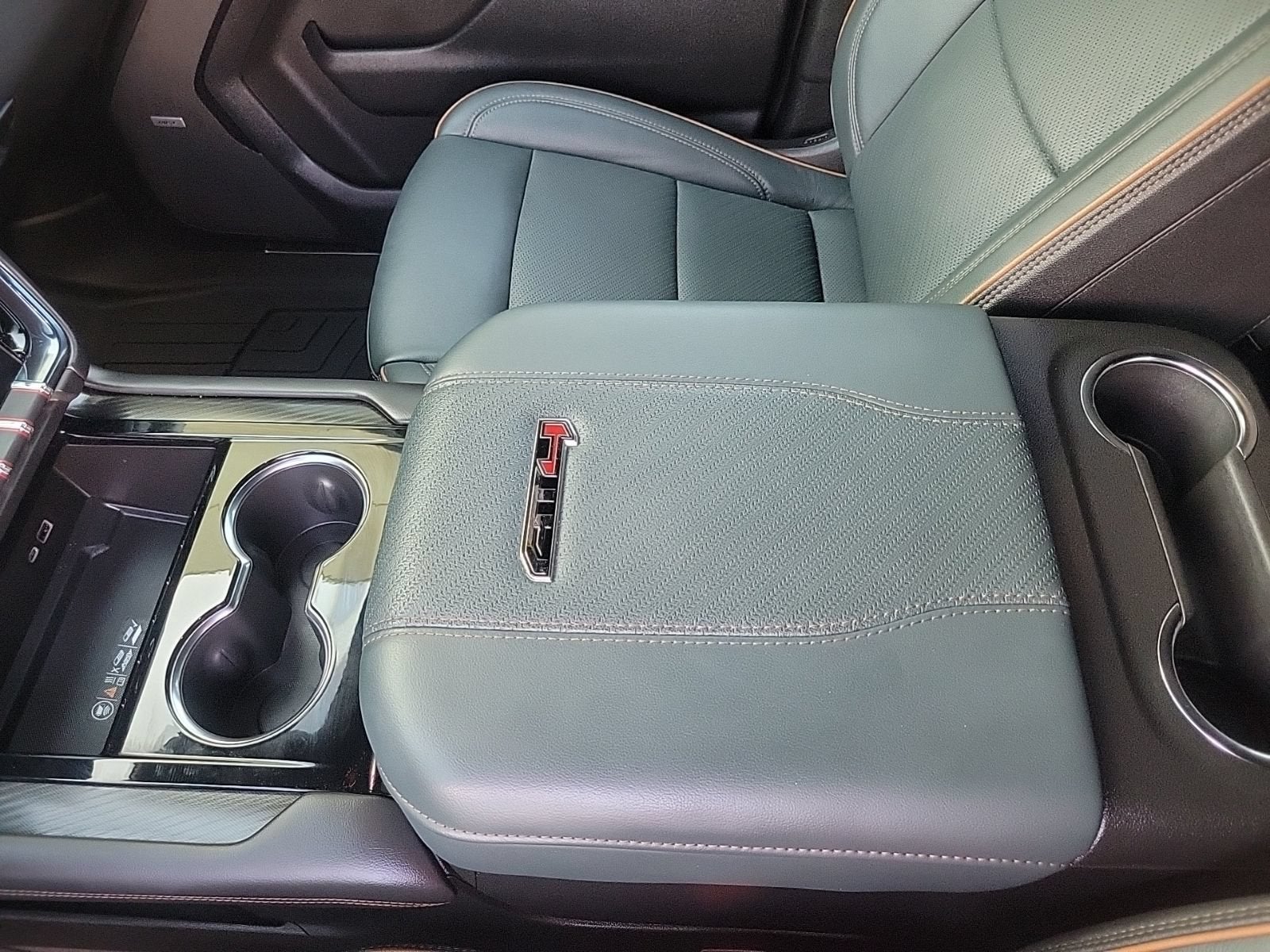2025 GMC Yukon XL AT4