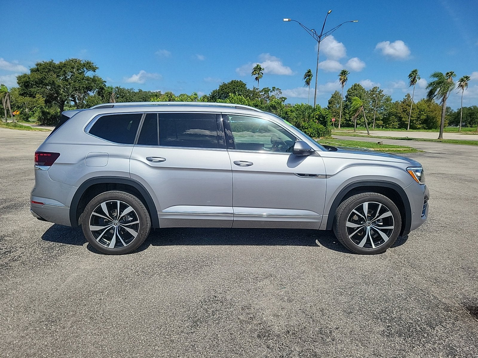 2024 Volkswagen Atlas 2.0T SEL Premium R-Line