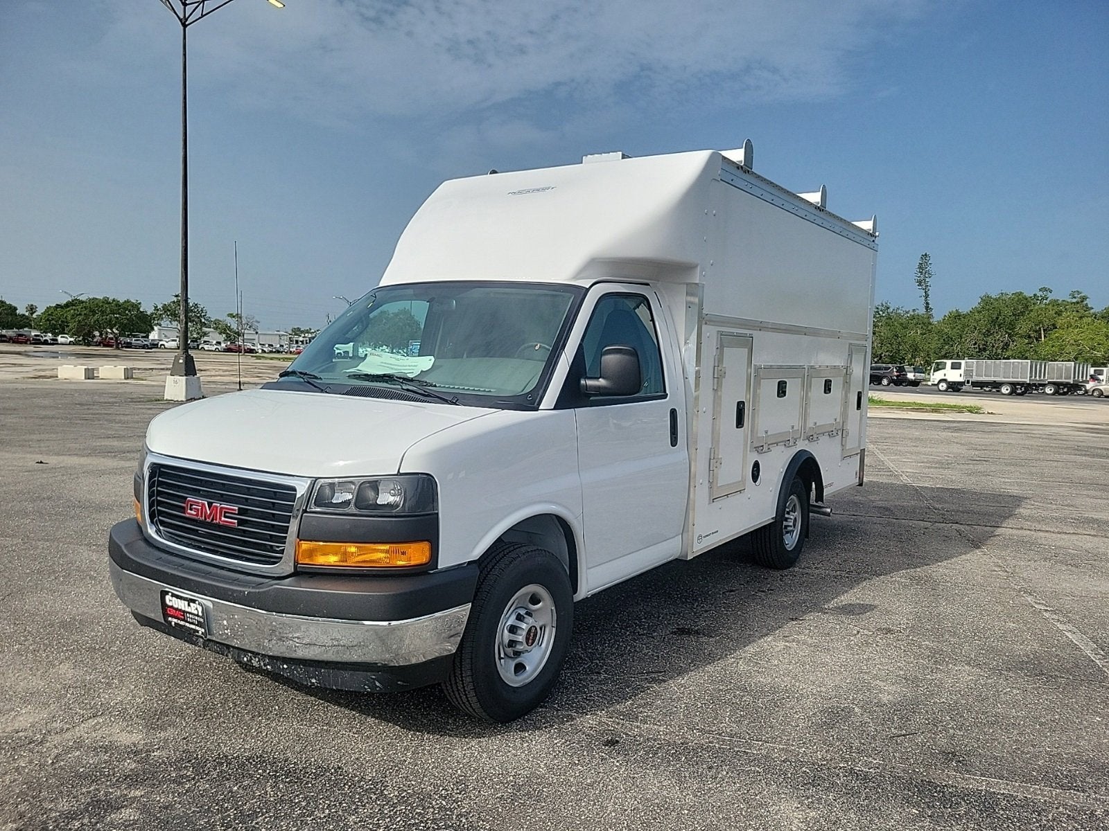 2025 GMC Savana Cutaway 3500 1WT