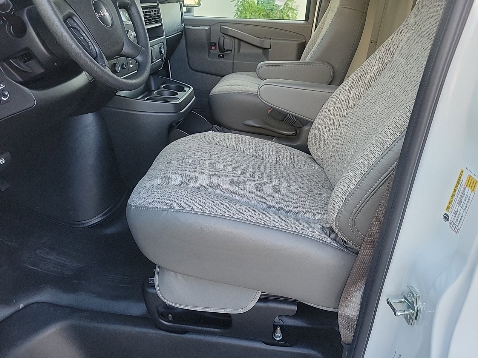 2025 GMC Savana Cutaway 3500 1WT