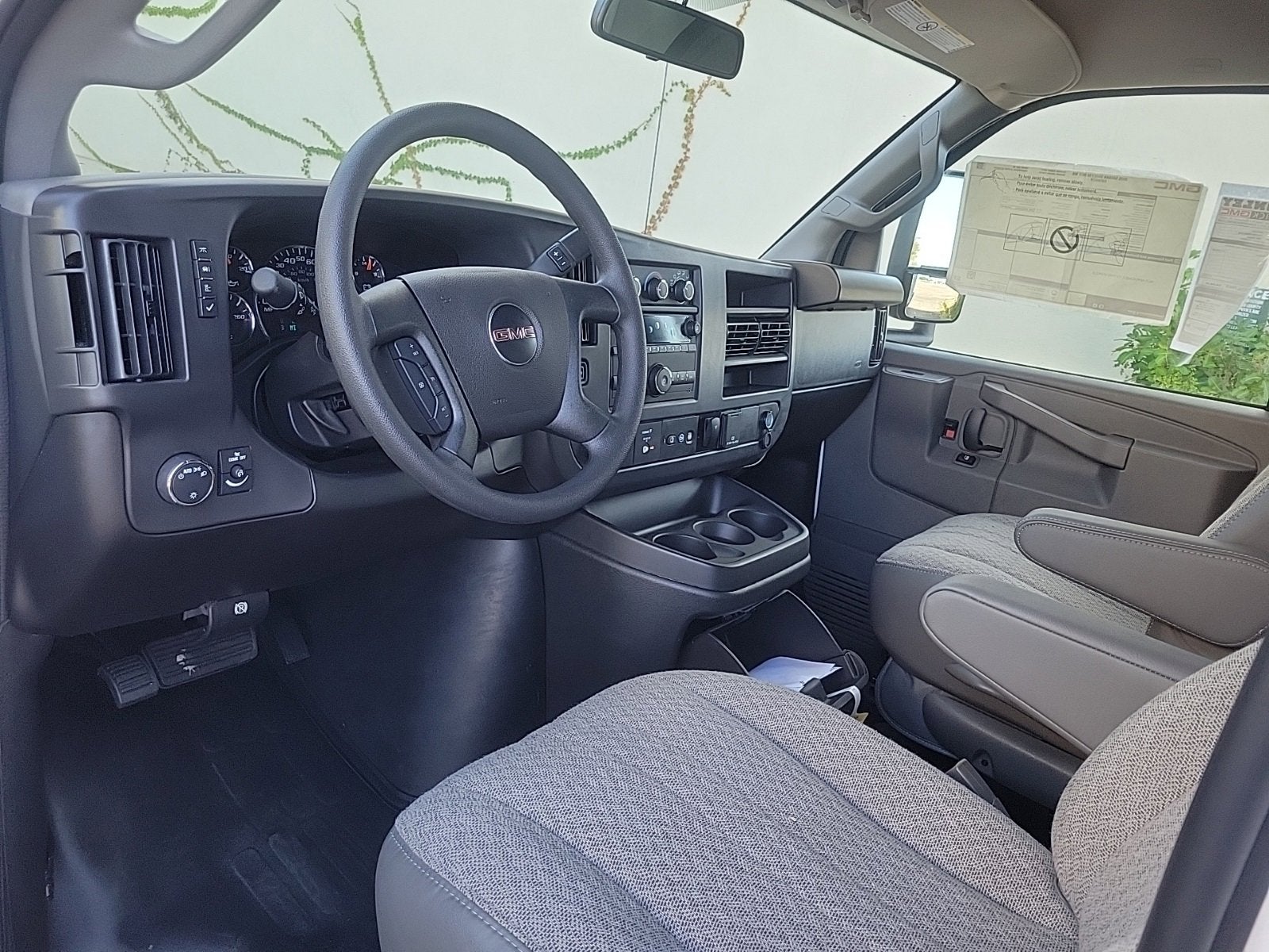 2025 GMC Savana Cutaway 3500 1WT