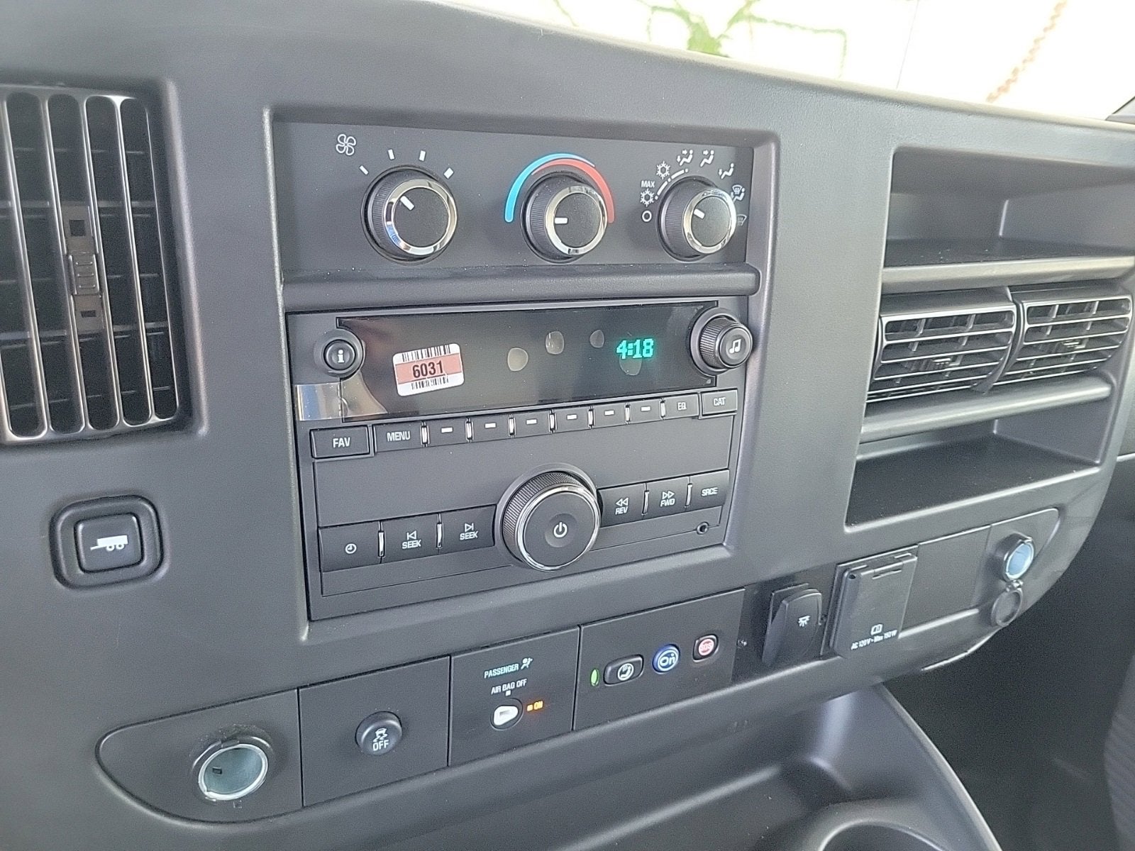 2025 GMC Savana Cutaway 3500 1WT