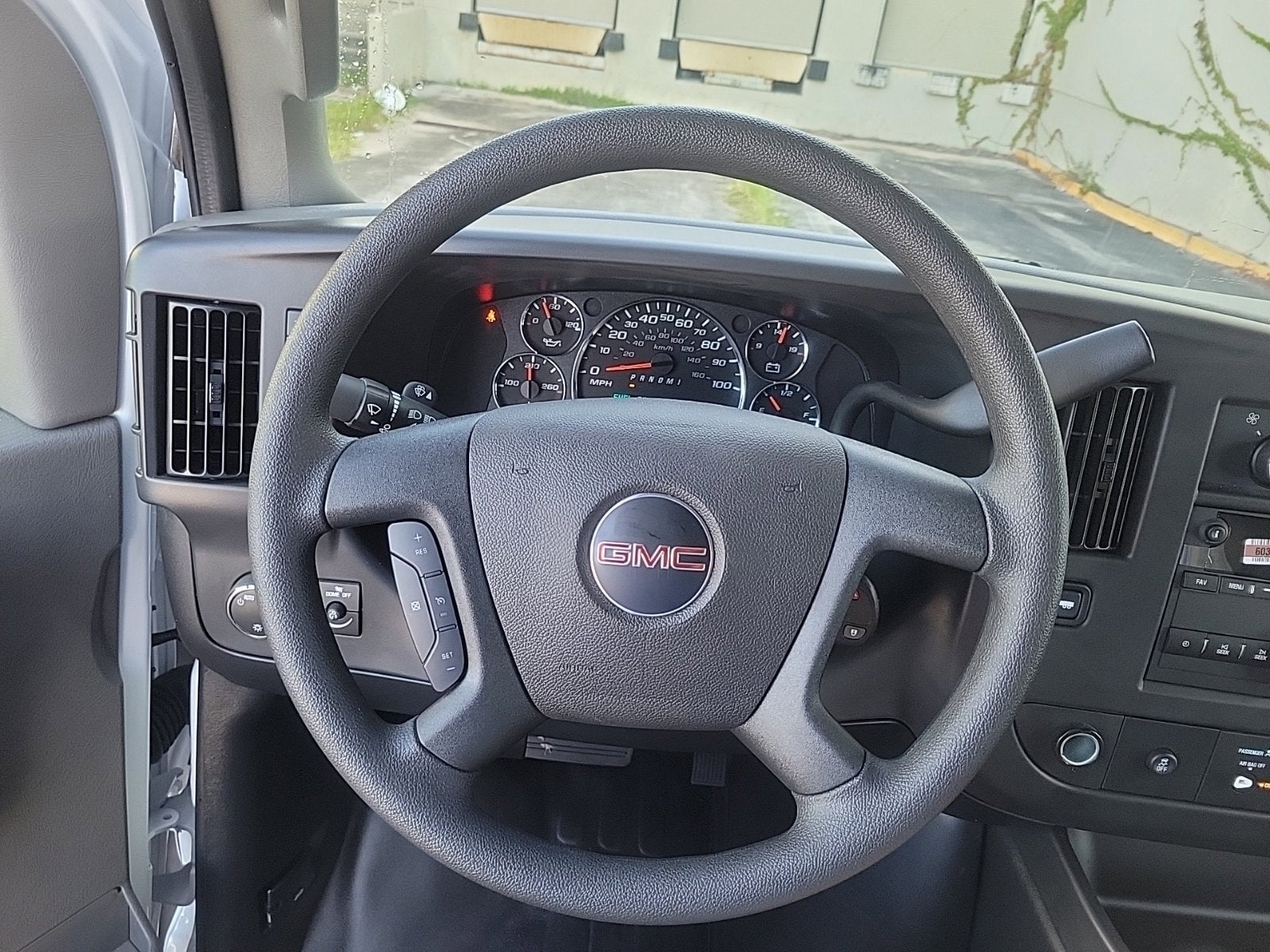 2025 GMC Savana Cutaway 3500 1WT