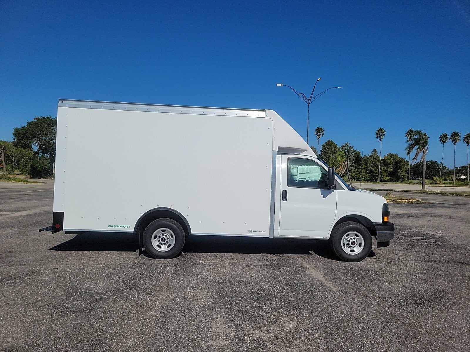 2025 GMC Savana Cutaway 3500 1WT