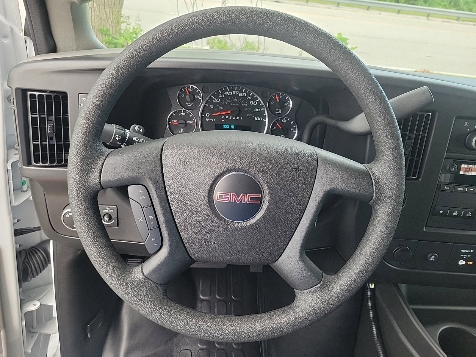 2025 GMC Savana Cutaway 3500 1WT