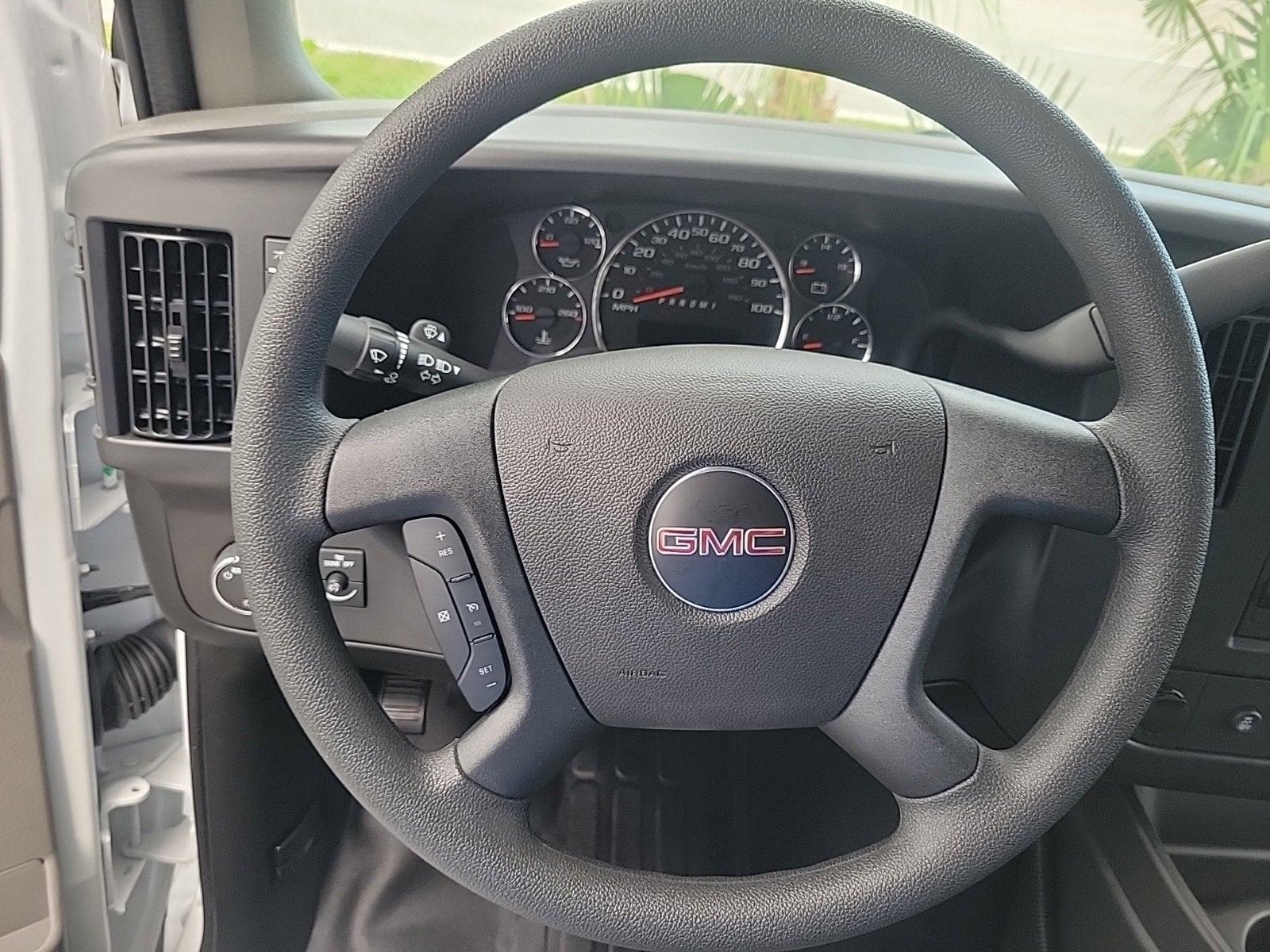 2025 GMC Savana Cutaway 3500 1WT