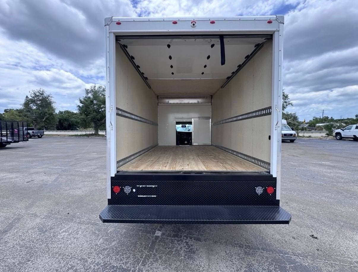 2026 GMC Savana Cutaway 3500 1WT