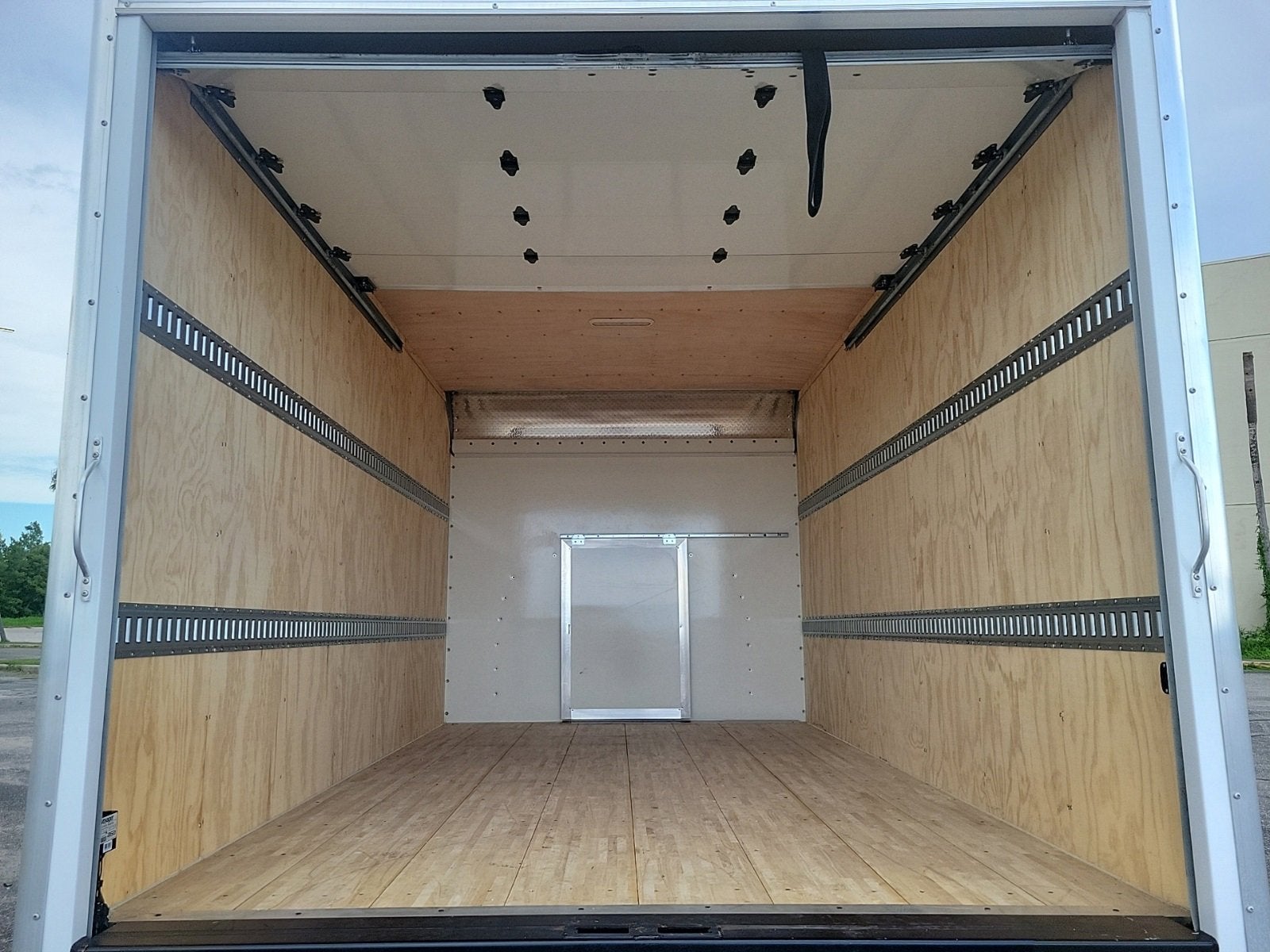 2024 GMC Savana Cutaway 3500 1WT