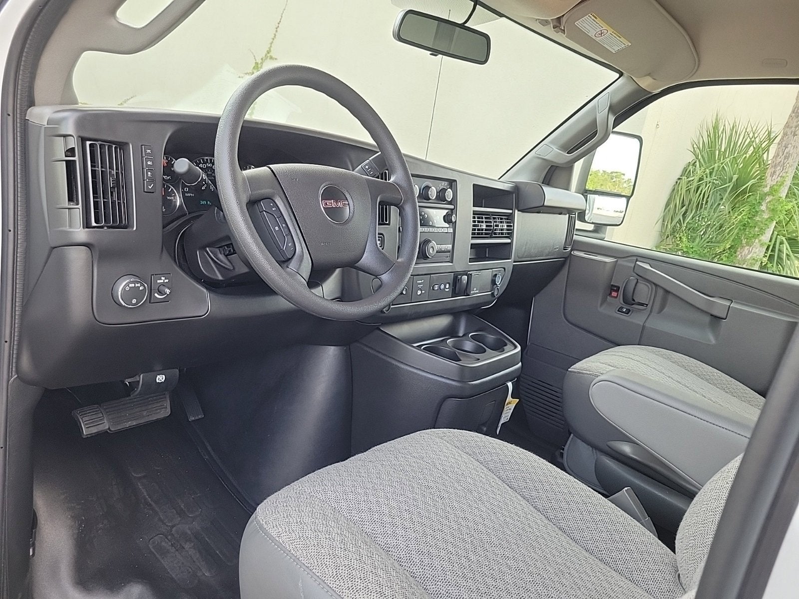 2025 GMC Savana Cutaway 3500 1WT