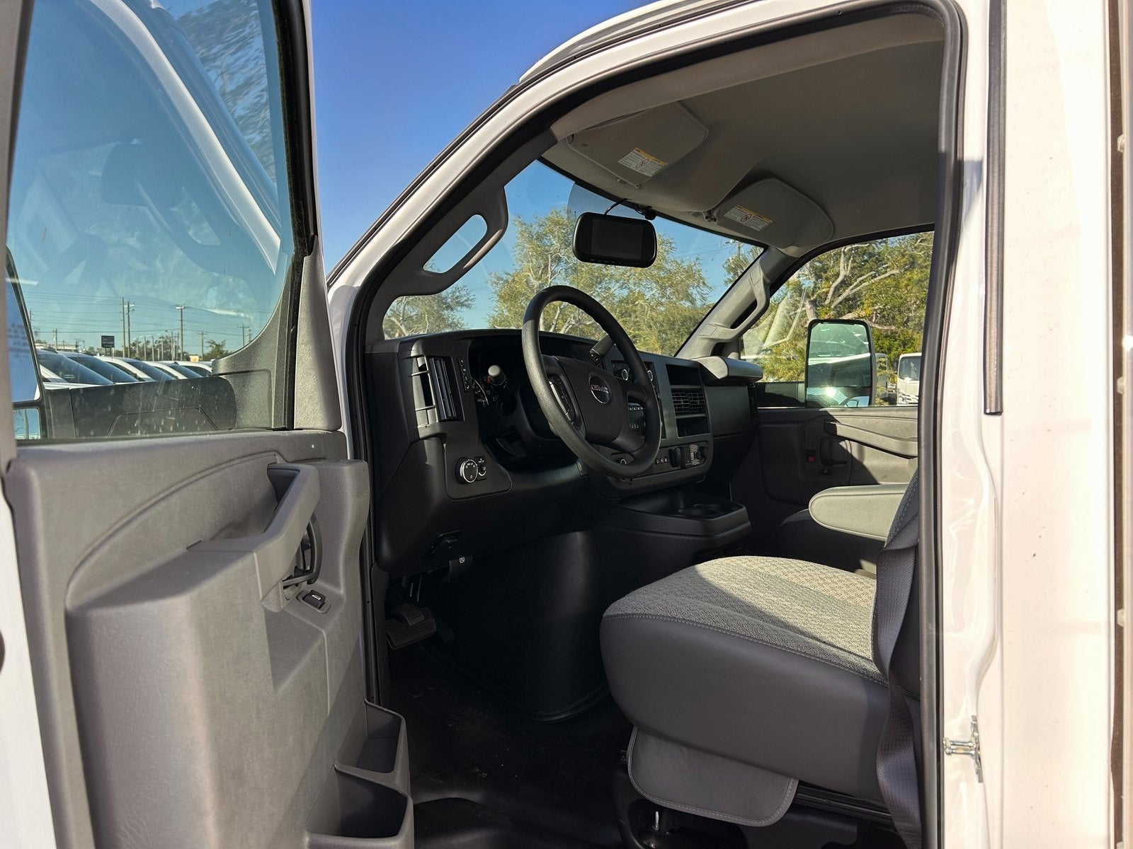 2025 GMC Savana Cutaway 4500 2WT