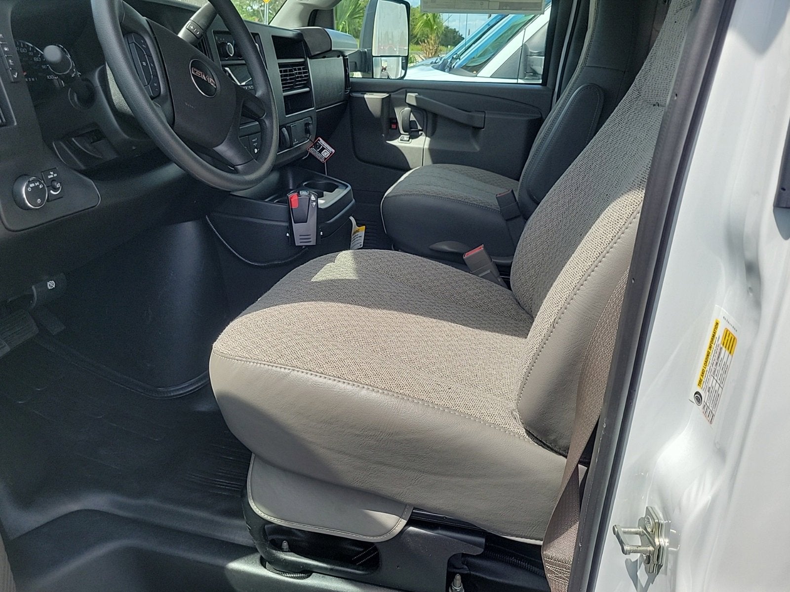 2025 GMC Savana Cutaway 4500 2WT